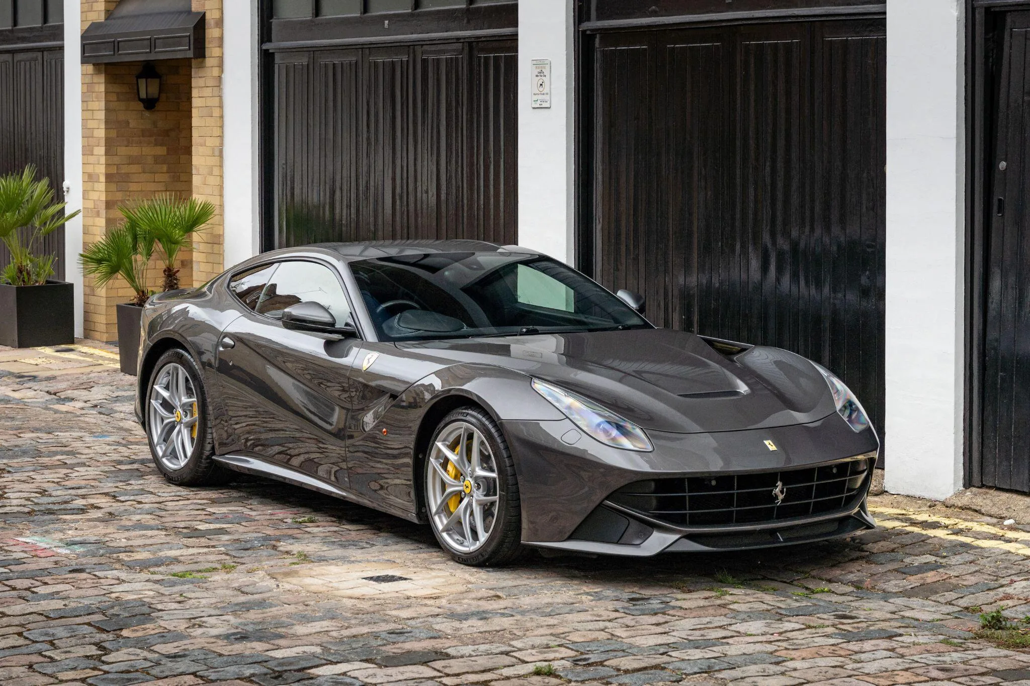 2013 Ferrari F12berlinetta angeboten von einem Fachhändler in London, Vereinigtes Königreich, Hauptfoto