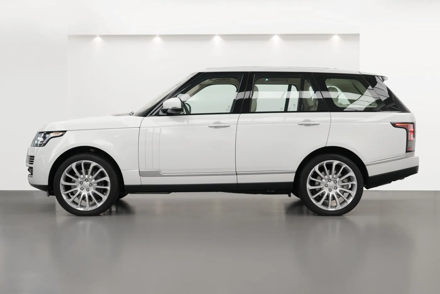 2013 Land Rover Range Rover Vogue SE, supercharged proposée par un concessionnaire spécialisé à Dubai, Émirats arabes unis, photo 3 sur 10