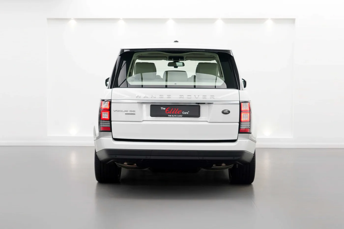 2013 Land Rover Range Rover Vogue SE, supercharged proposée par un concessionnaire spécialisé à Dubai, Émirats arabes unis, photo 4 sur 10