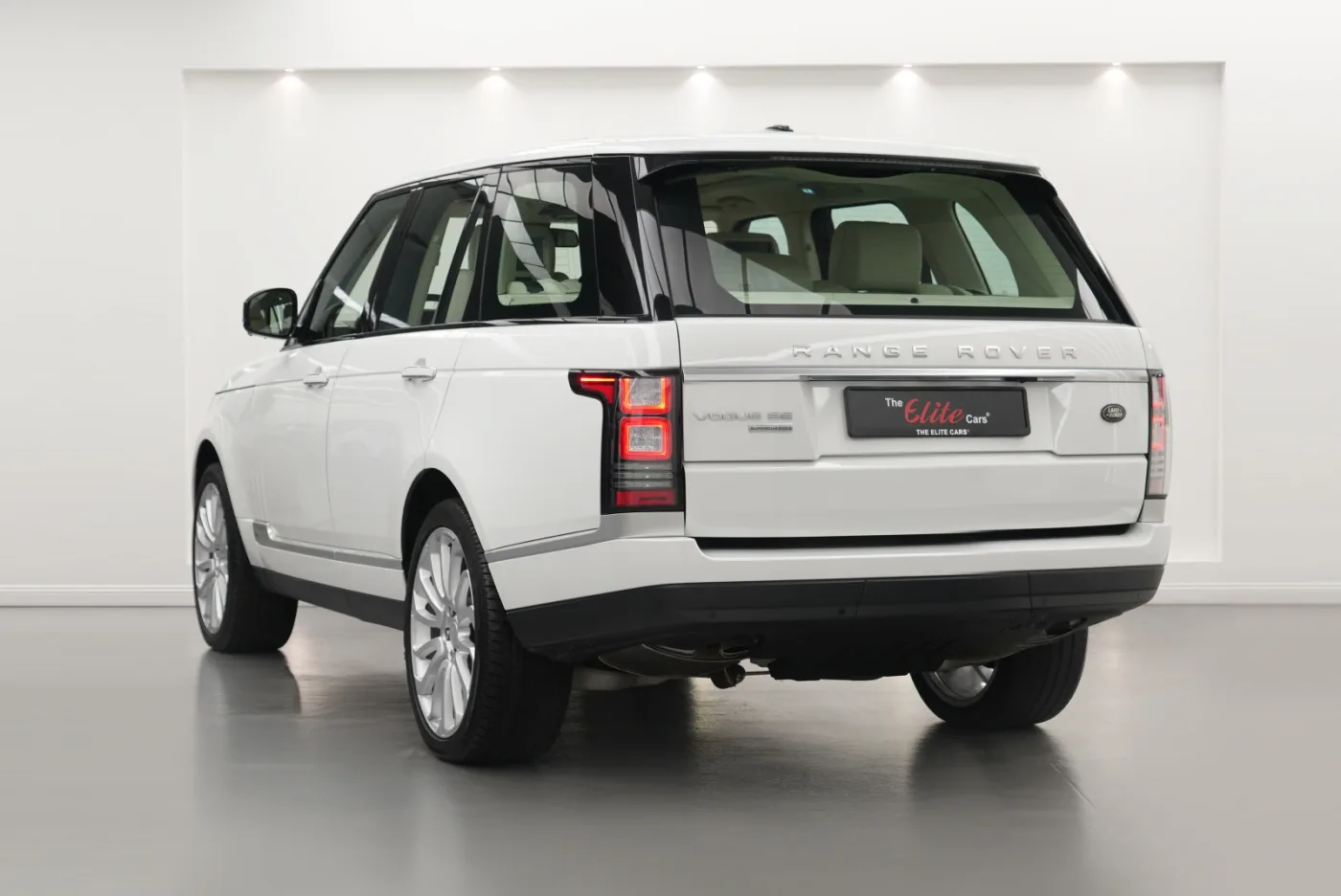 2013 Land Rover Range Rover Vogue SE, supercharged proposée par un concessionnaire spécialisé à Dubai, Émirats arabes unis, photo 5 sur 10