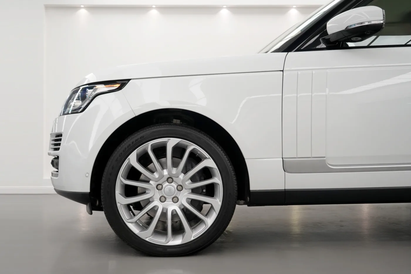 2013 Land Rover Range Rover Vogue SE, supercharged proposée par un concessionnaire spécialisé à Dubai, Émirats arabes unis, photo 7 sur 10