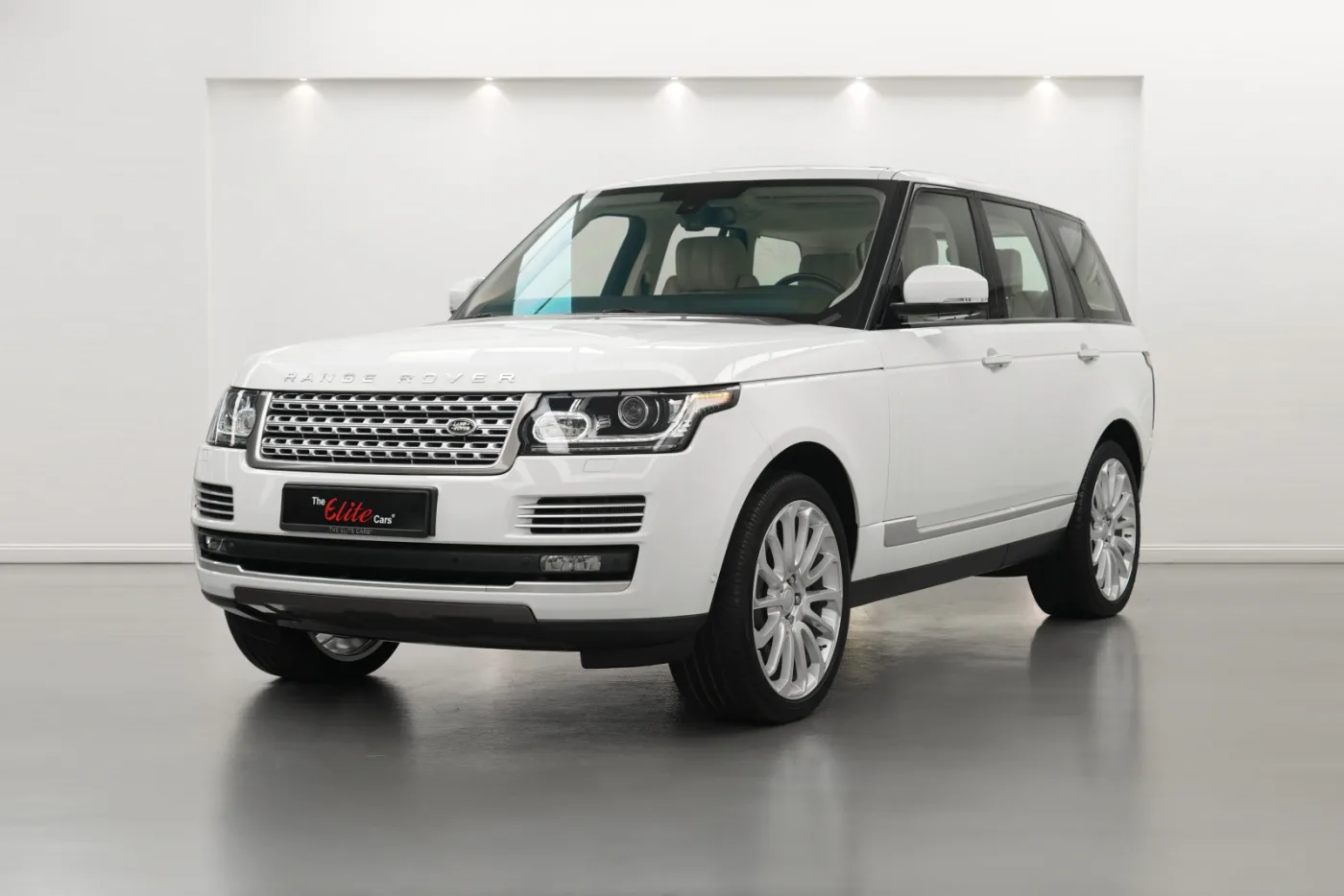 2013 Land Rover Range Rover Vogue SE, supercharged proposée par un concessionnaire spécialisé à Dubai, Émirats arabes unis, photo 8 sur 10