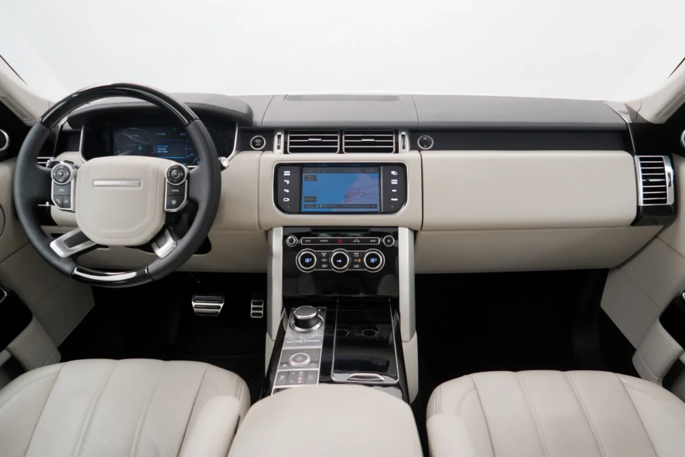 2013 Land Rover Range Rover Vogue SE, supercharged proposée par un concessionnaire spécialisé à Dubai, Émirats arabes unis, photo 9 sur 10