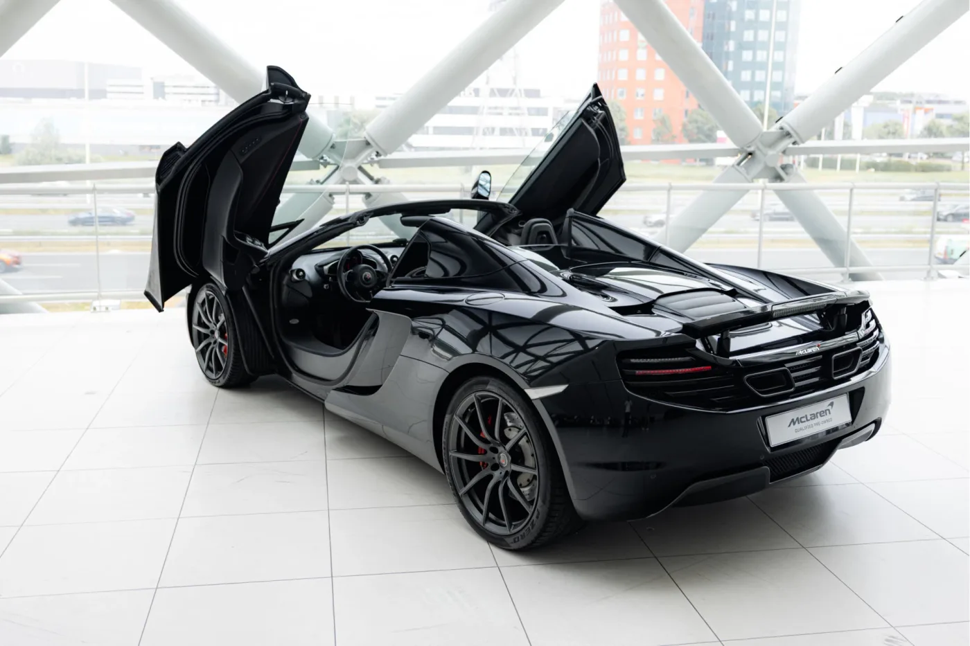 2013 McLaren MP4-12C Spider angeboten von einem offiziellen McLaren und Morgan-Vertragshändler in Utrecht, Niederlande, Foto 17 von 25