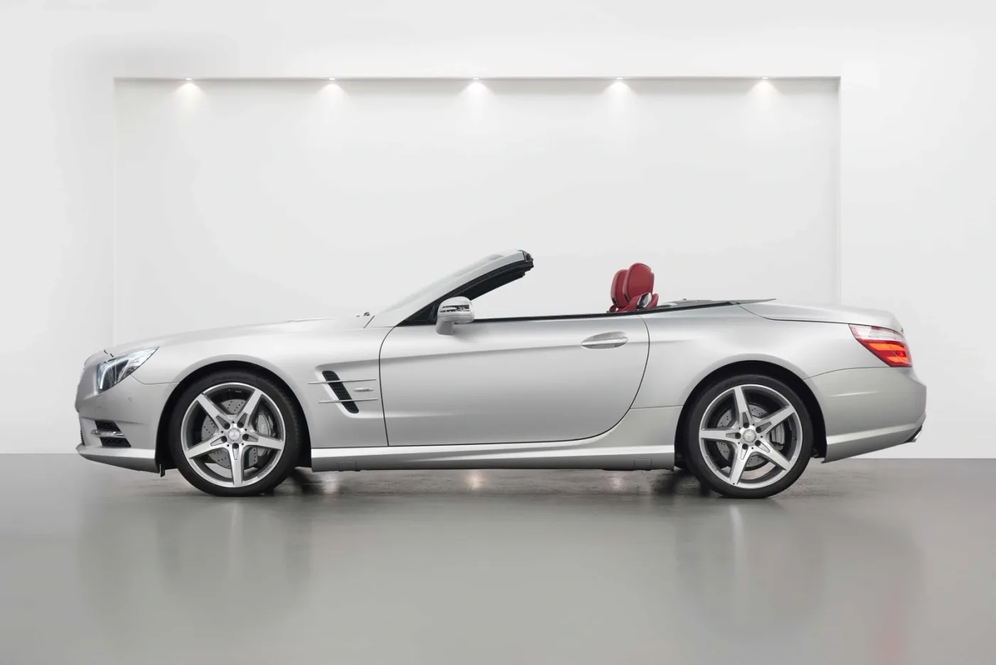 2013 Mercedes-Benz SL 500 AMG offered by a specialist dealer in Dubai, United Arab Emirates, photo 3 of 10