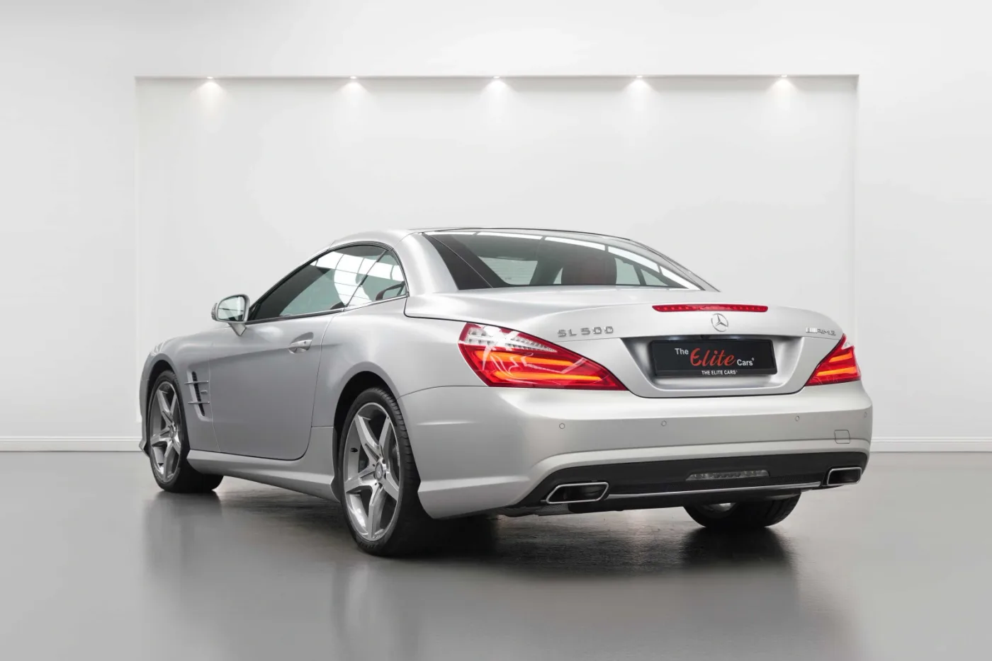 2013 Mercedes-Benz SL 500 AMG offered by a specialist dealer in Dubai, United Arab Emirates, photo 5 of 10