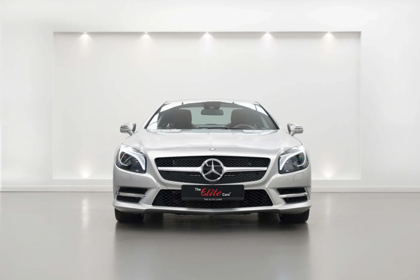 2013 Mercedes-Benz SL 500 AMG offered by a specialist dealer in Dubai, United Arab Emirates, photo 6 of 10