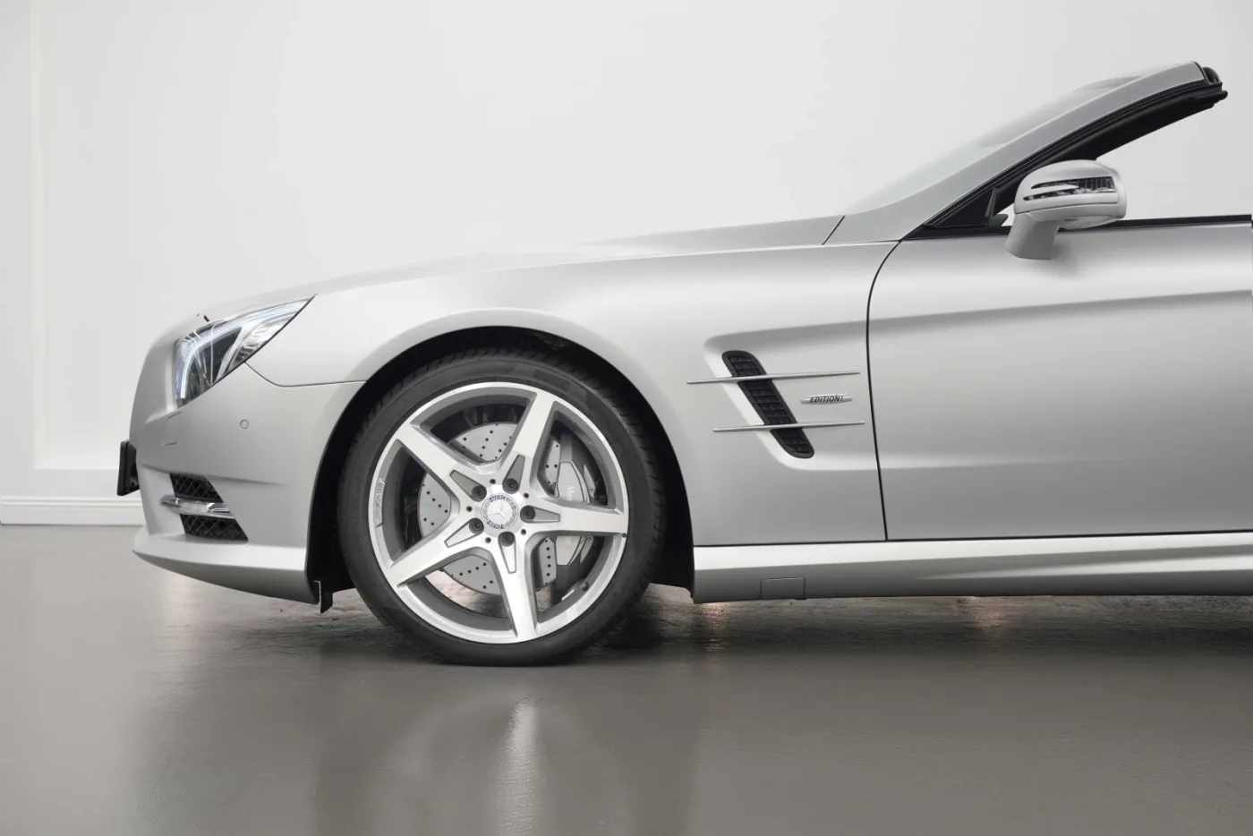2013 Mercedes-Benz SL 500 AMG offered by a specialist dealer in Dubai, United Arab Emirates, photo 7 of 10
