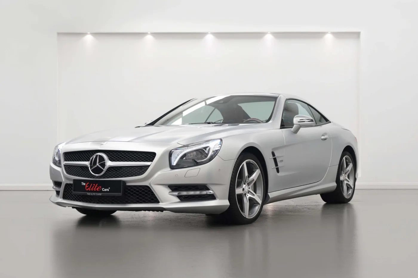 2013 Mercedes-Benz SL 500 AMG offered by a specialist dealer in Dubai, United Arab Emirates, photo 8 of 10