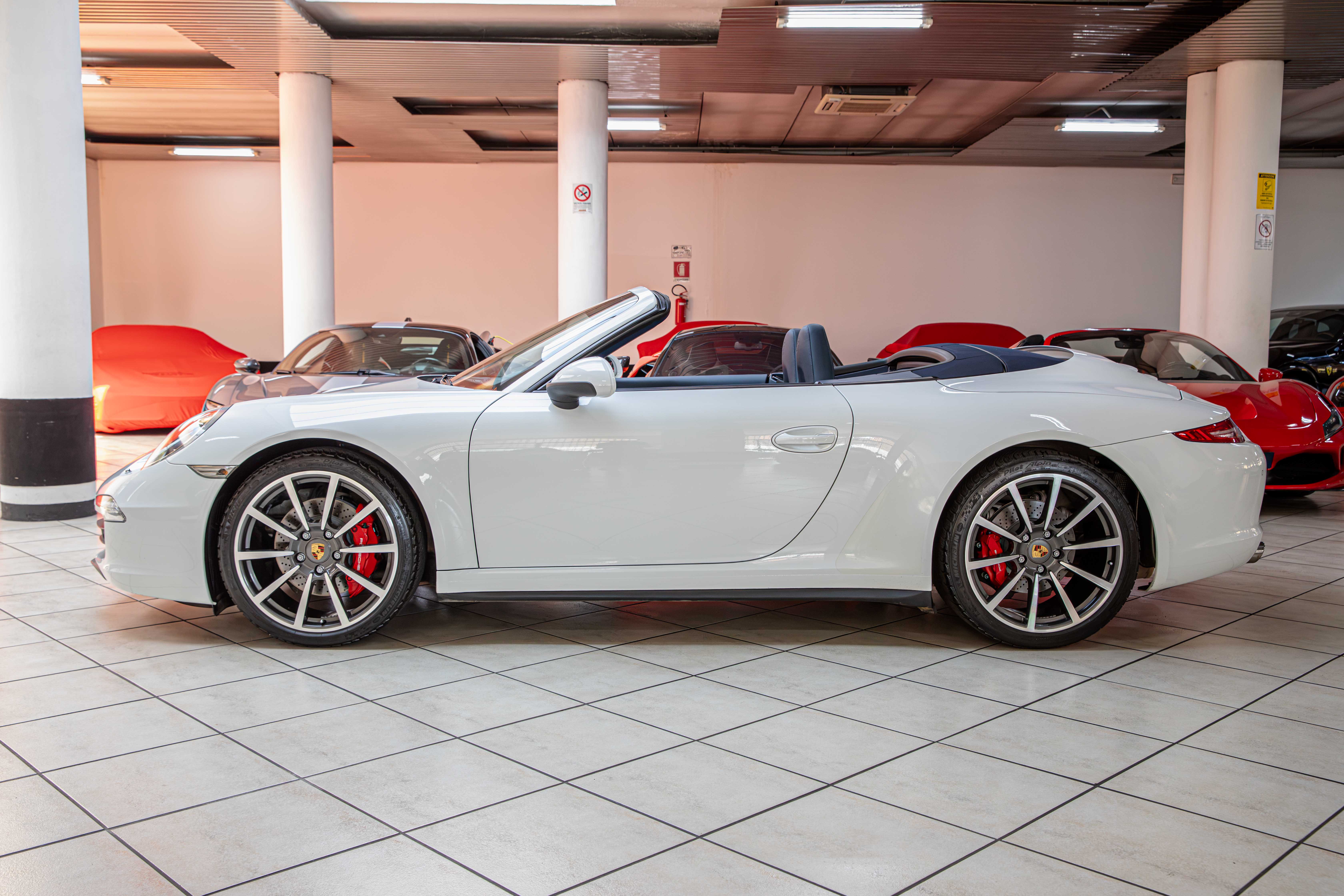 2013 Porsche 911 Carrera 4S Cabriolet proposée par un concessionnaire spécialisé à Milan, Italie, photo 8 sur 20