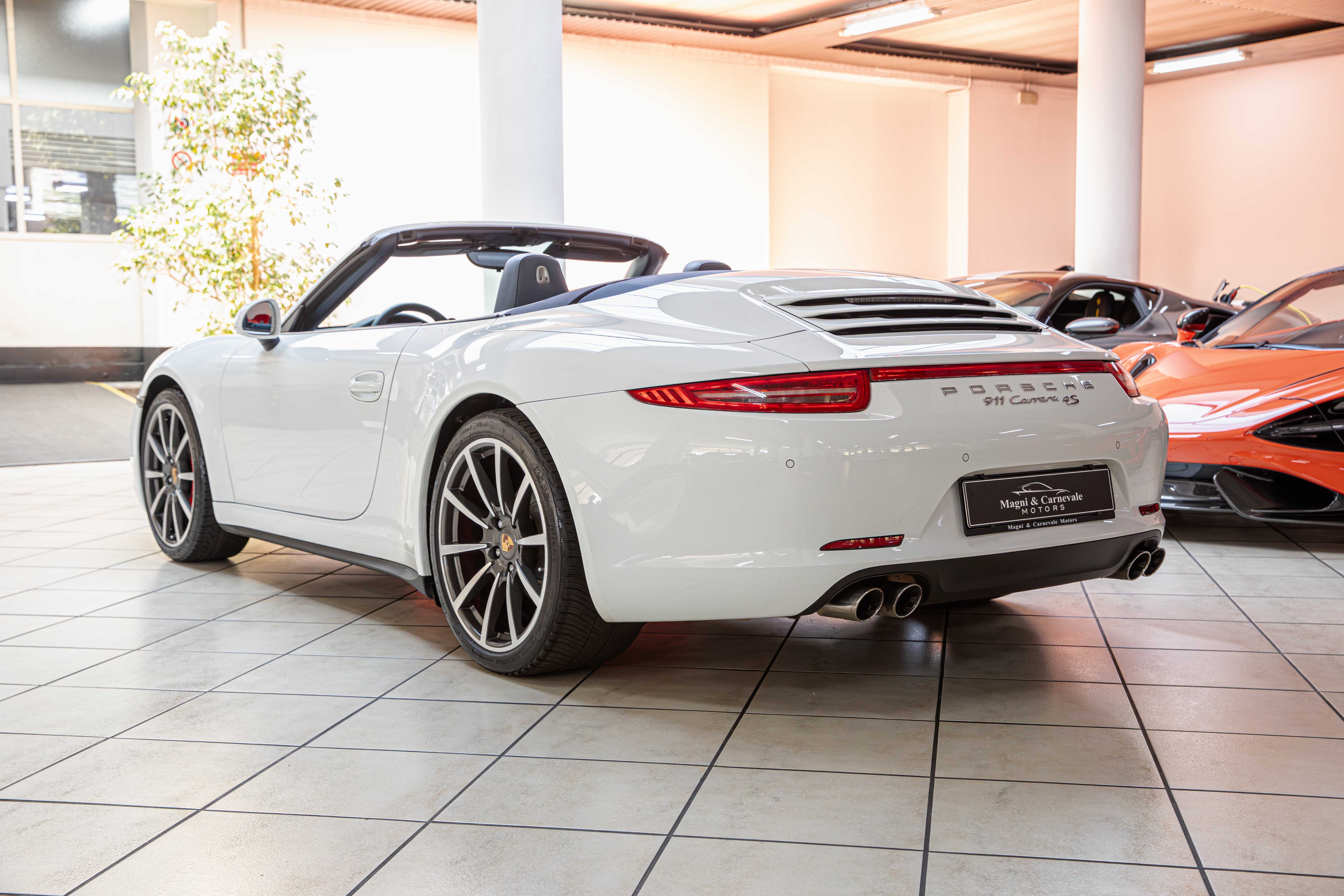 2013 Porsche 911 Carrera 4S Cabriolet proposée par un concessionnaire spécialisé à Milan, Italie, photo 9 sur 20