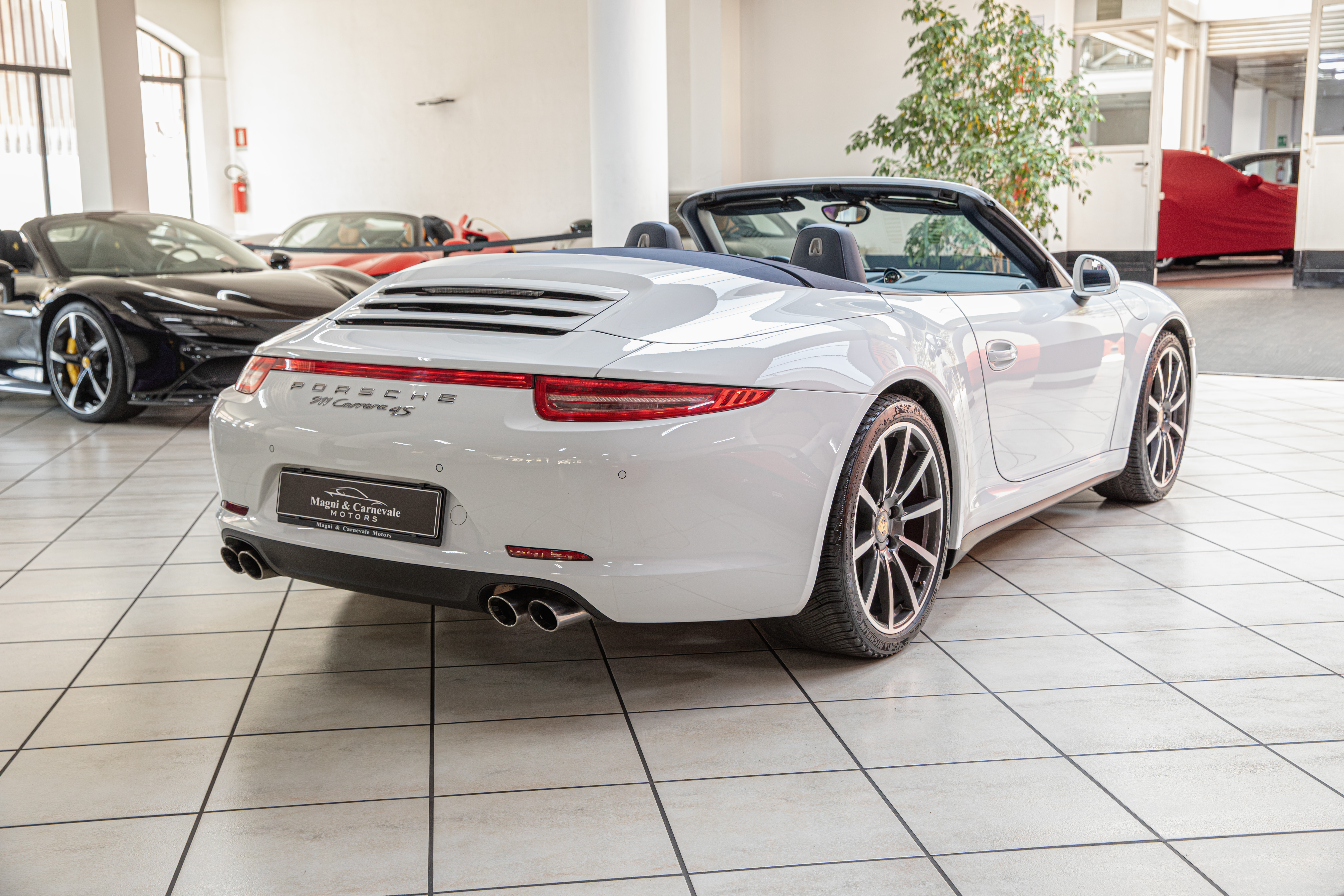 2013 Porsche 911 Carrera 4S Cabriolet proposée par un concessionnaire spécialisé à Milan, Italie, photo 11 sur 20