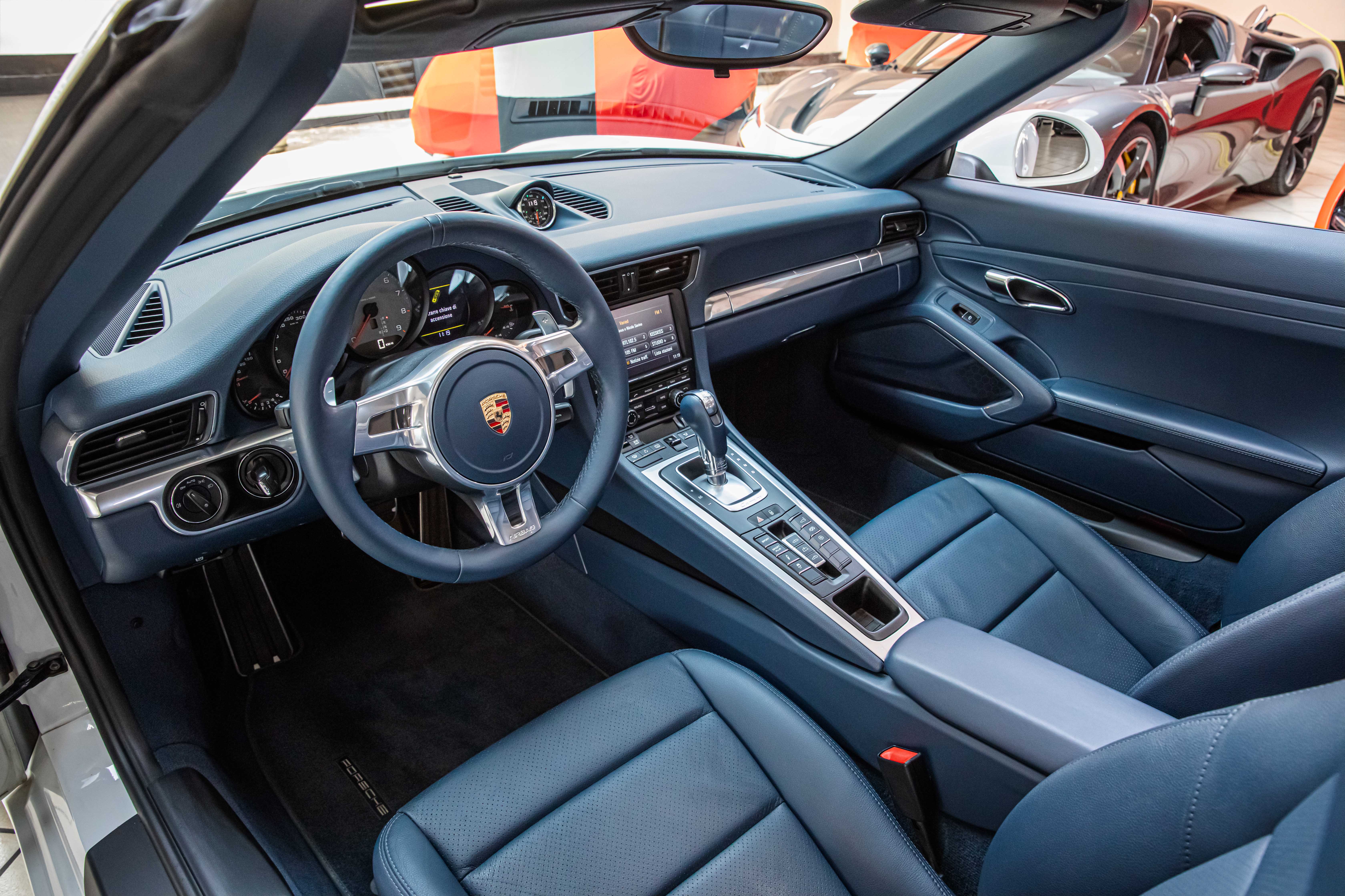 2013 Porsche 911 Carrera 4S Cabriolet proposée par un concessionnaire spécialisé à Milan, Italie, photo 13 sur 20