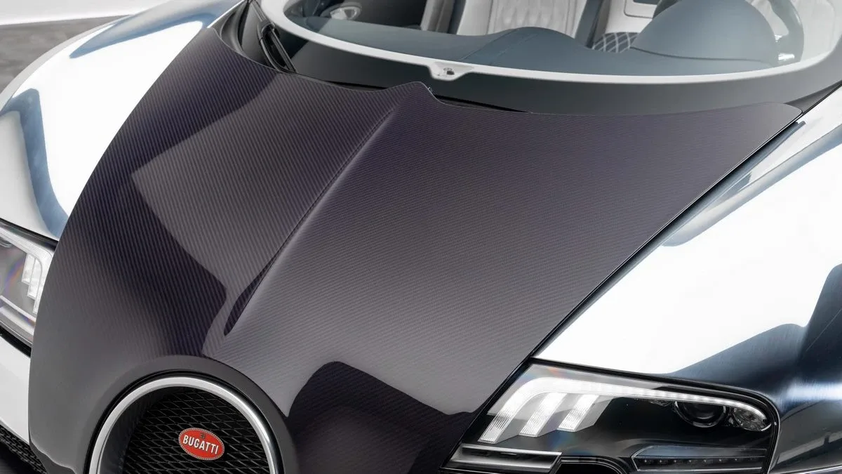 2014 Bugatti Veyron Grand Sport Vitesse offered by a specialist dealer in Dubai, United Arab Emirates, photo 8 of 25