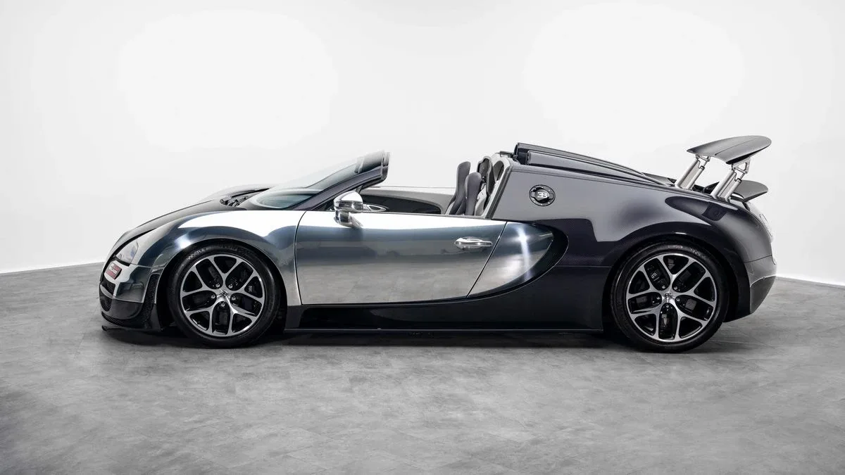 2014 Bugatti Veyron Grand Sport Vitesse offered by a specialist dealer in Dubai, United Arab Emirates, photo 23 of 25