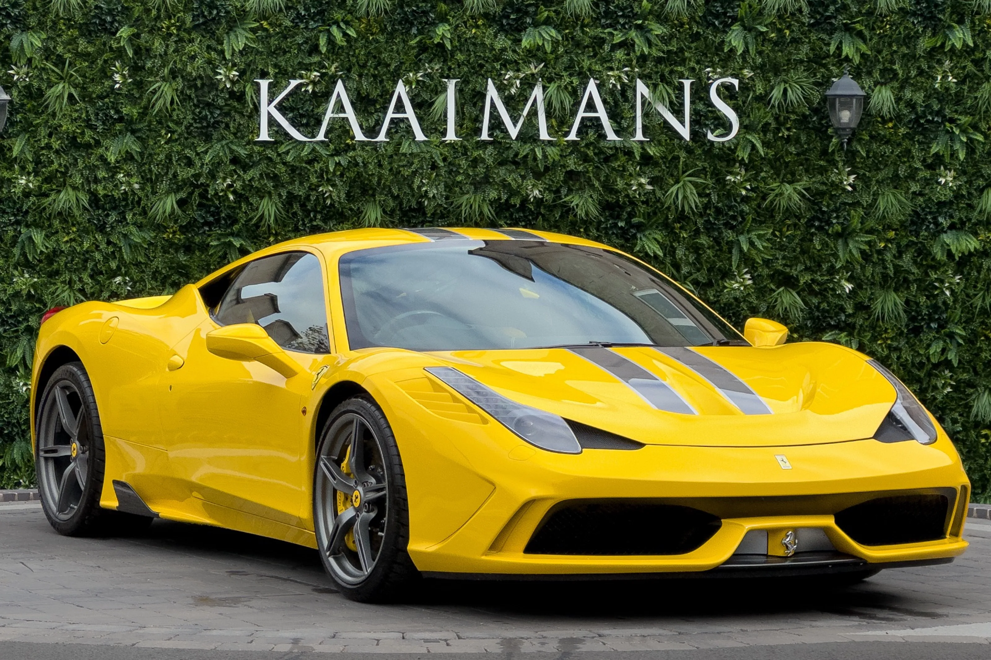 2014 Ferrari 458 Speciale proposée par un concessionnaire spécialisé à Tollerton, Royaume-Uni, photo principale