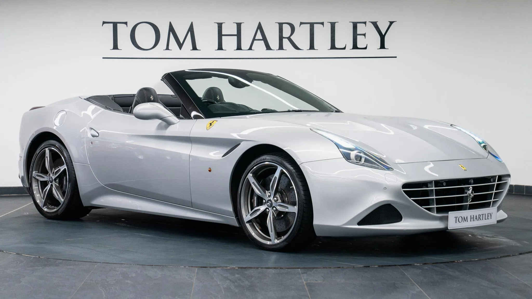 2014 Ferrari California T proposée par un concessionnaire spécialisé à Swadlincote, Royaume-Uni, photo principale