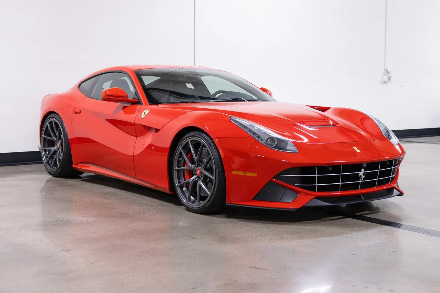 2014 Ferrari F12berlinetta vendue par un concessionnaire spécialisé à Costa Mesa, États-Unis, photo 2 sur 15