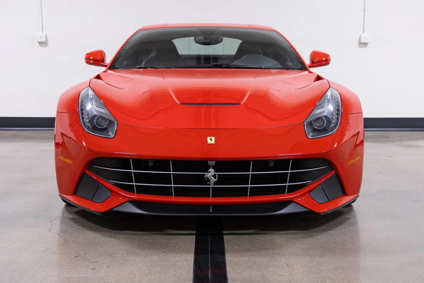 2014 Ferrari F12berlinetta vendue par un concessionnaire spécialisé à Costa Mesa, États-Unis, photo 3 sur 15