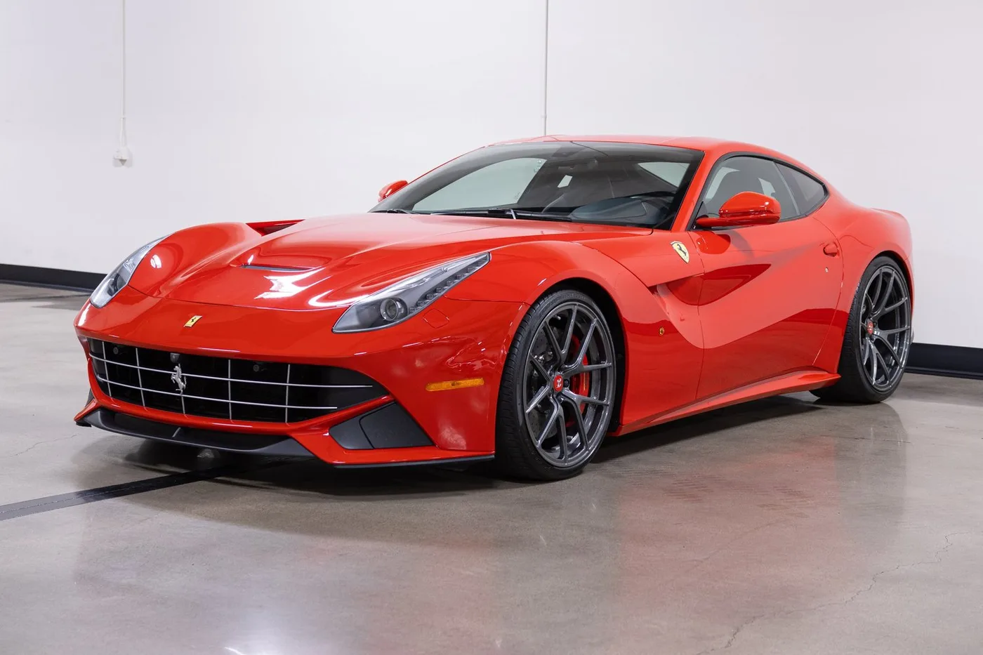 2014 Ferrari F12berlinetta vendue par un concessionnaire spécialisé à Costa Mesa, États-Unis, photo 4 sur 15
