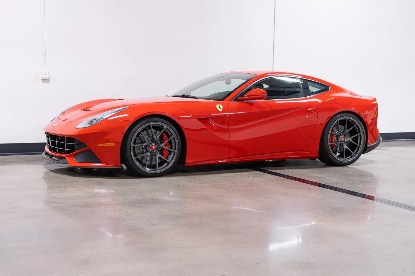 2014 Ferrari F12berlinetta vendue par un concessionnaire spécialisé à Costa Mesa, États-Unis, photo 5 sur 15