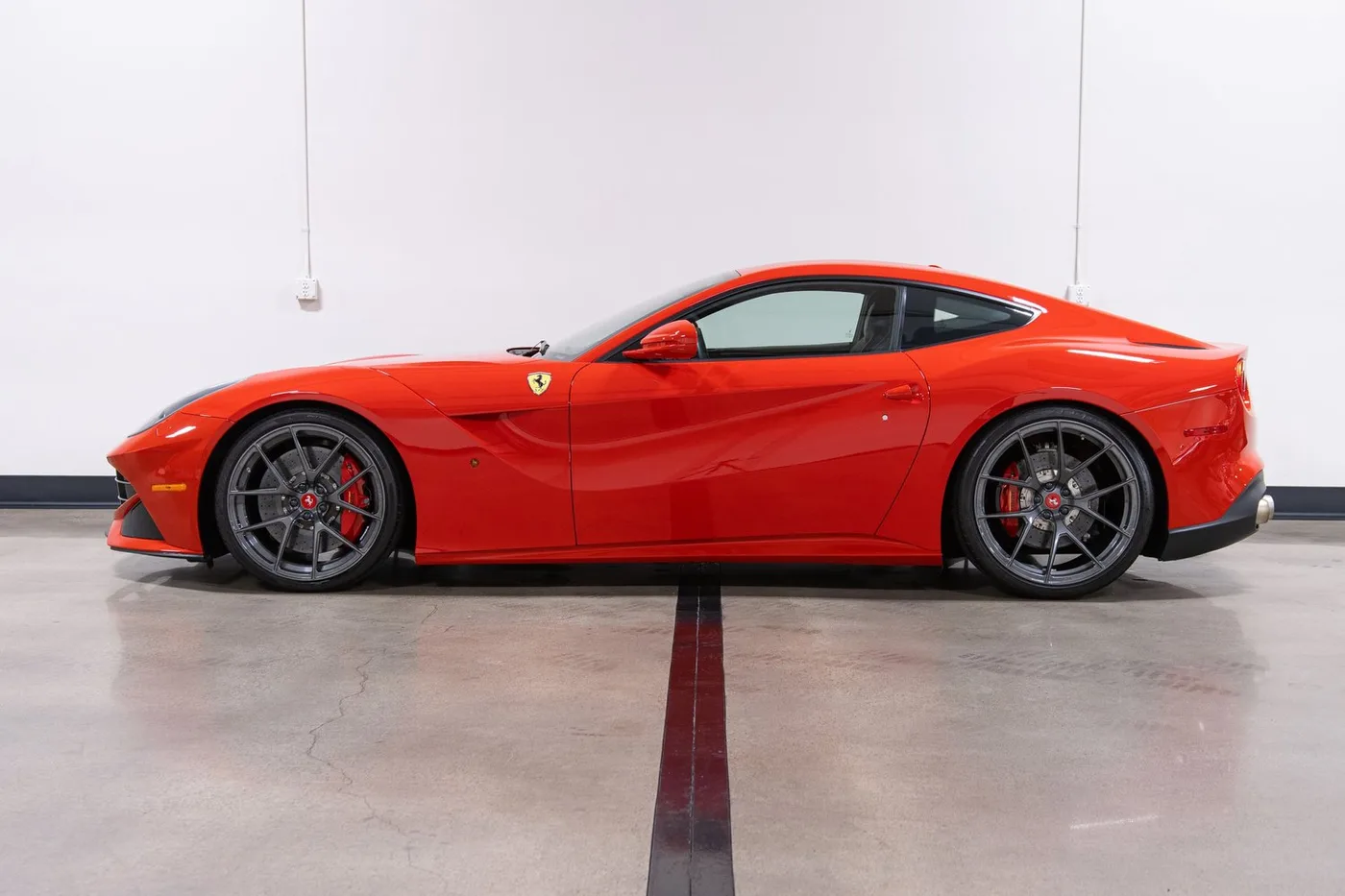 2014 Ferrari F12berlinetta vendue par un concessionnaire spécialisé à Costa Mesa, États-Unis, photo 6 sur 15