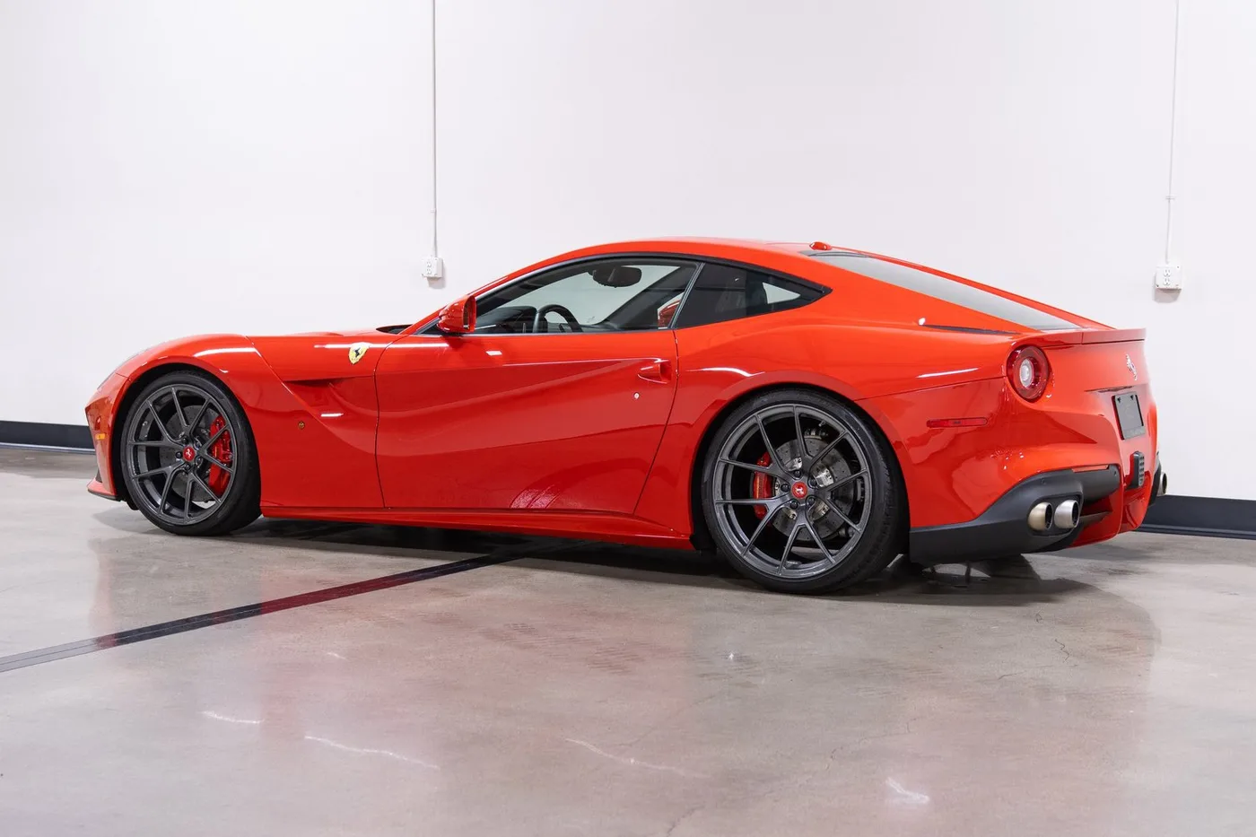 2014 Ferrari F12berlinetta vendue par un concessionnaire spécialisé à Costa Mesa, États-Unis, photo 7 sur 15