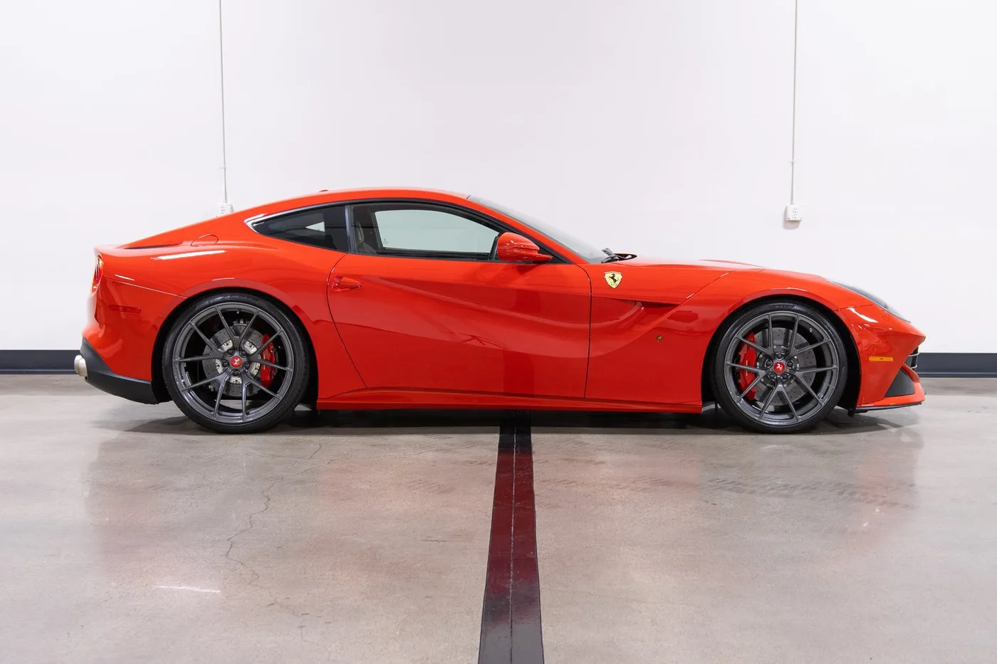 2014 Ferrari F12berlinetta vendue par un concessionnaire spécialisé à Costa Mesa, États-Unis, photo 9 sur 15