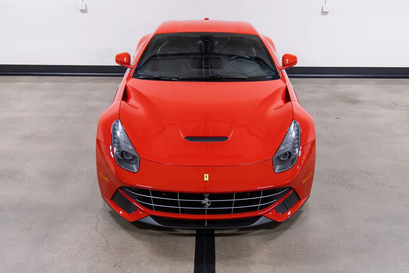 2014 Ferrari F12berlinetta vendue par un concessionnaire spécialisé à Costa Mesa, États-Unis, photo 12 sur 15