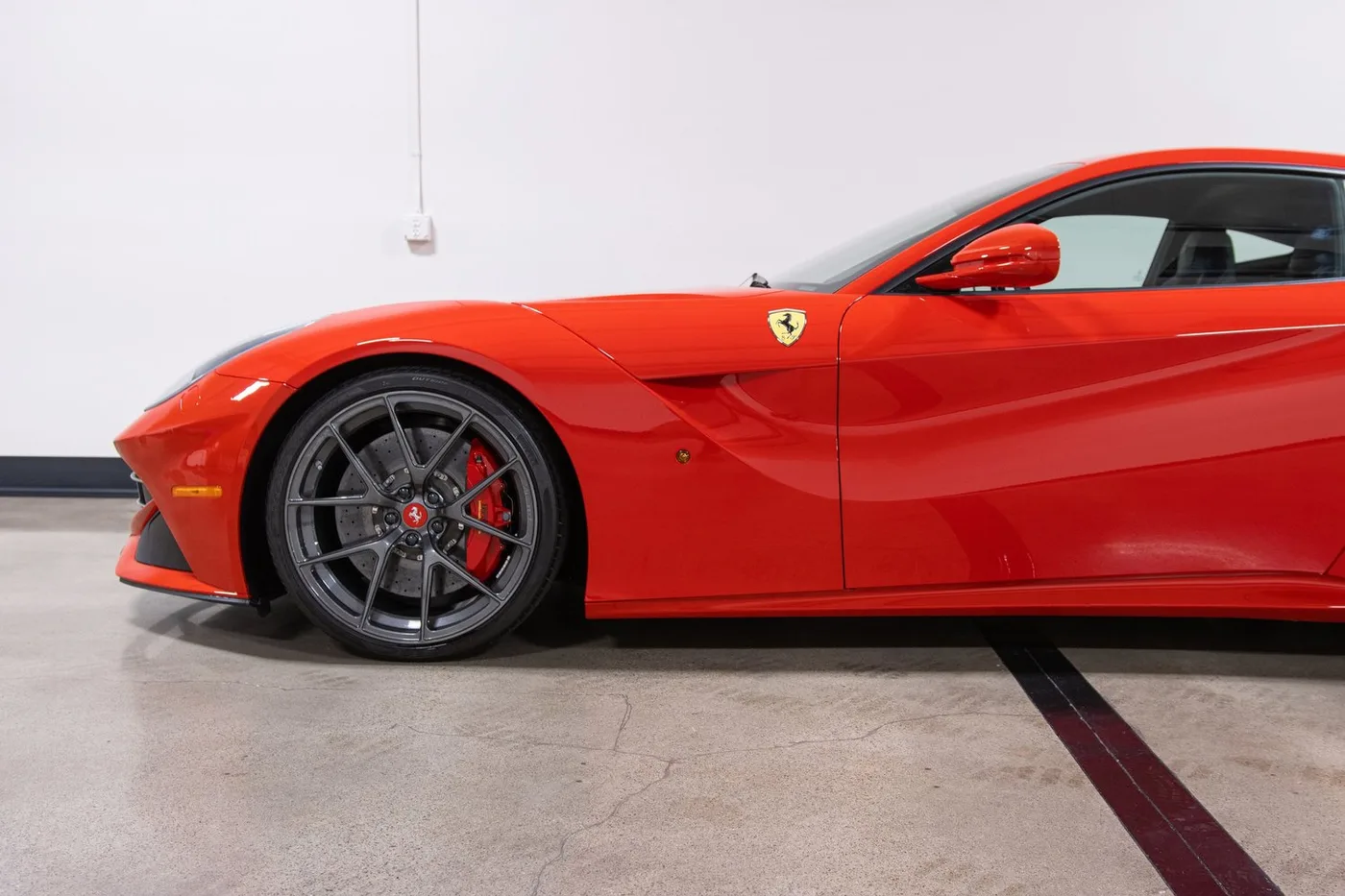2014 Ferrari F12berlinetta vendue par un concessionnaire spécialisé à Costa Mesa, États-Unis, photo 14 sur 15