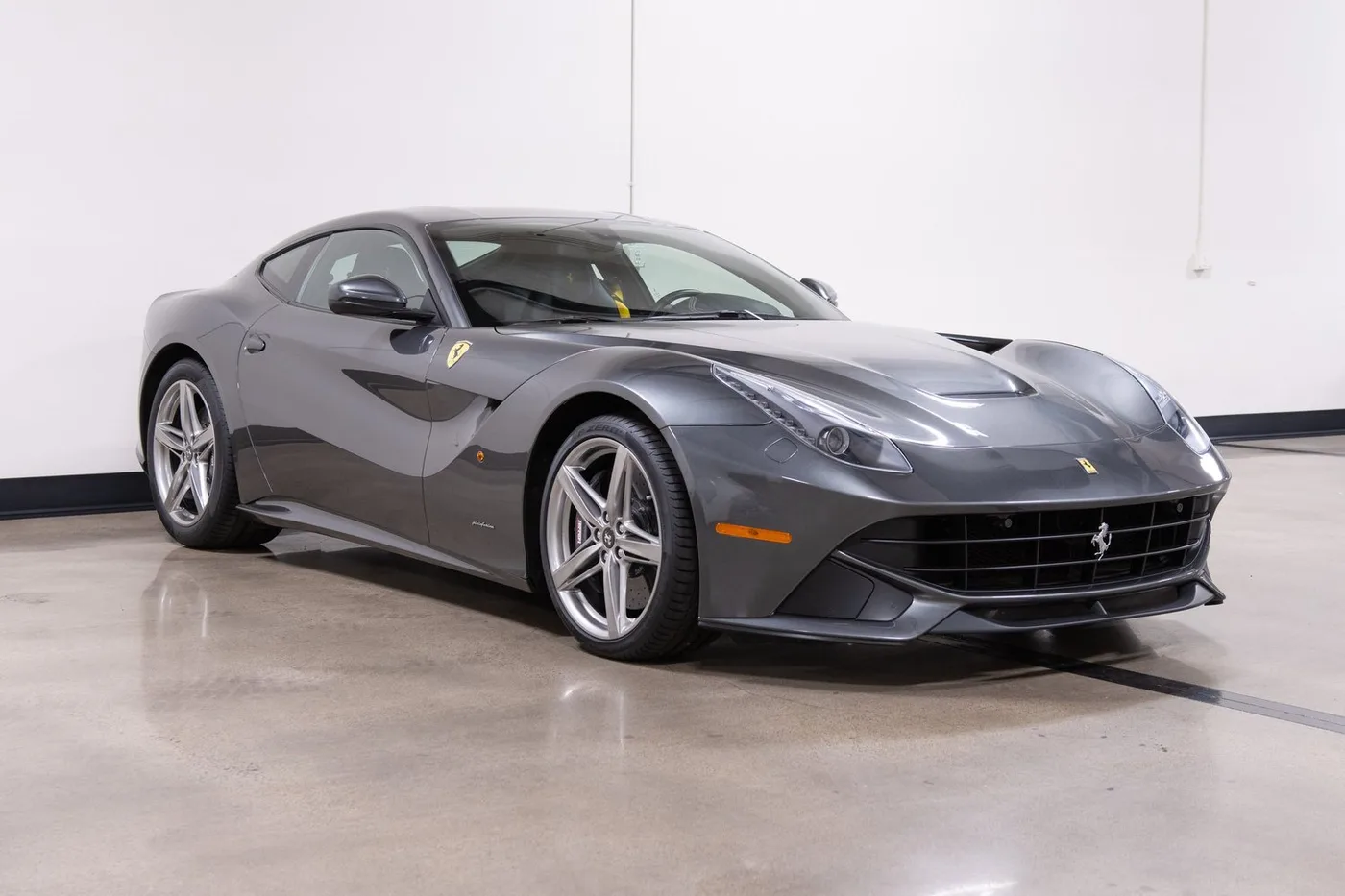 2014 Ferrari F12berlinetta vendue par un concessionnaire spécialisé à Costa Mesa, États-Unis, photo 2 sur 15