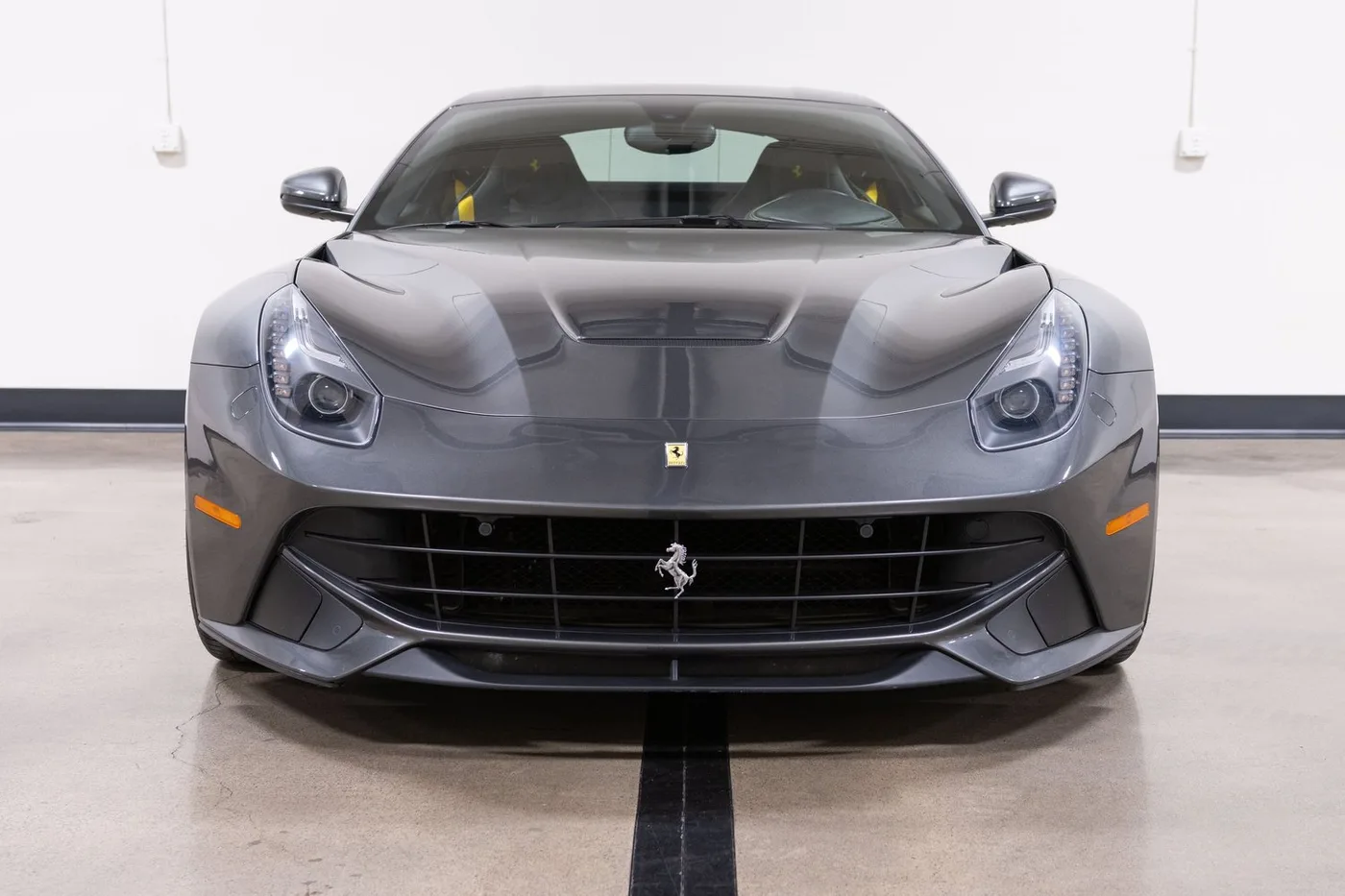 2014 Ferrari F12berlinetta vendue par un concessionnaire spécialisé à Costa Mesa, États-Unis, photo 3 sur 15