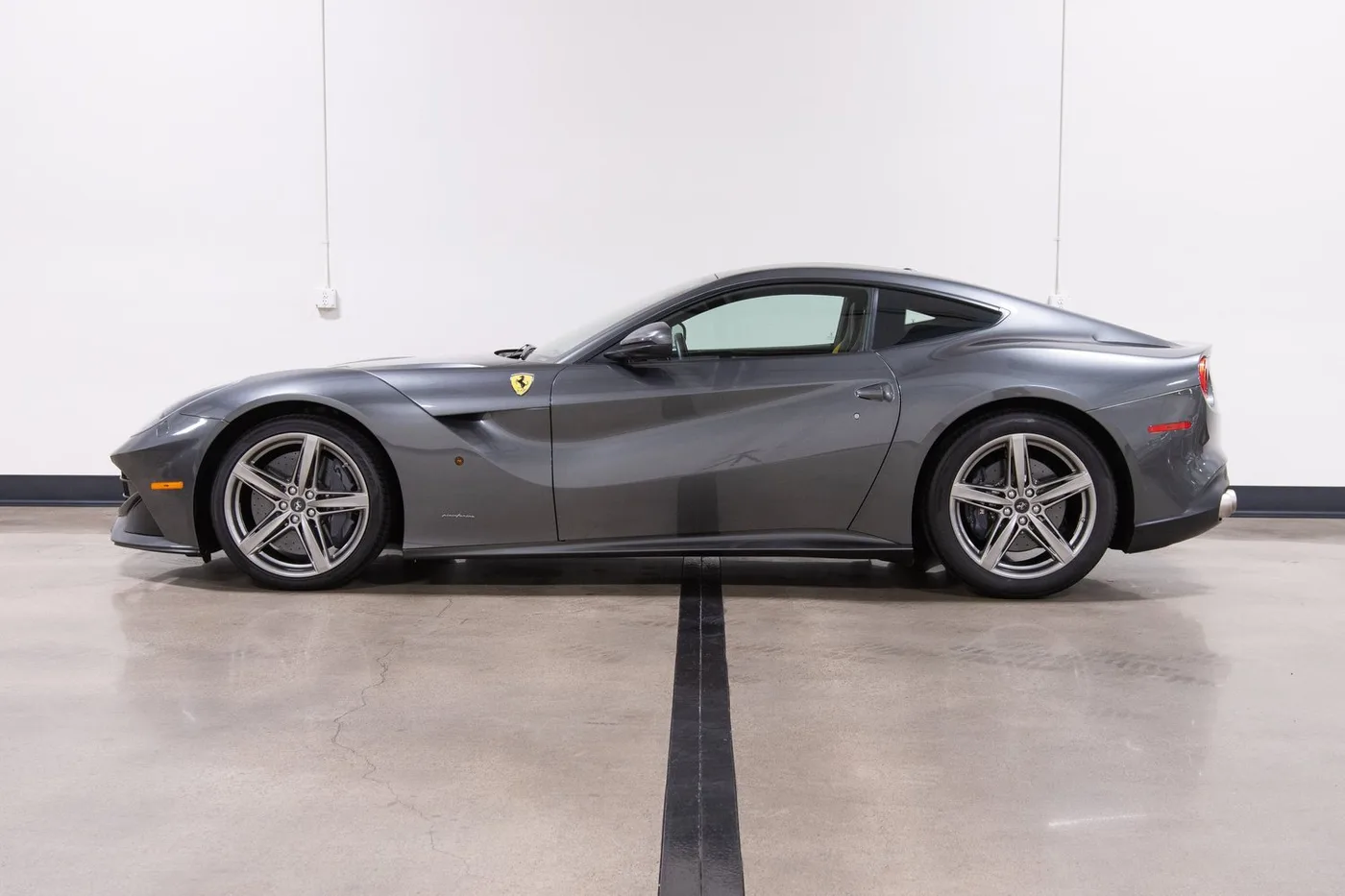 2014 Ferrari F12berlinetta vendue par un concessionnaire spécialisé à Costa Mesa, États-Unis, photo 6 sur 15