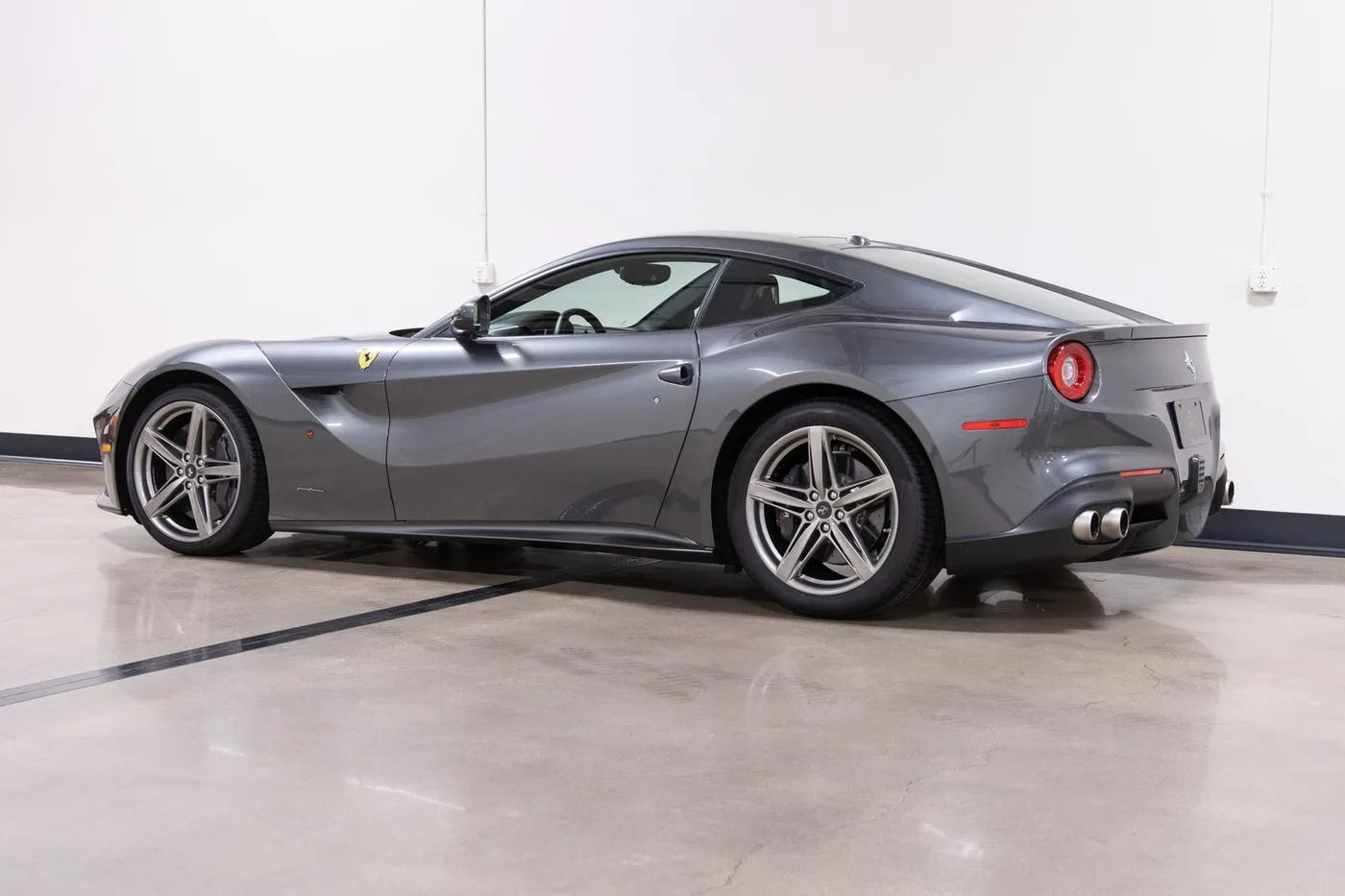2014 Ferrari F12berlinetta vendue par un concessionnaire spécialisé à Costa Mesa, États-Unis, photo 7 sur 15
