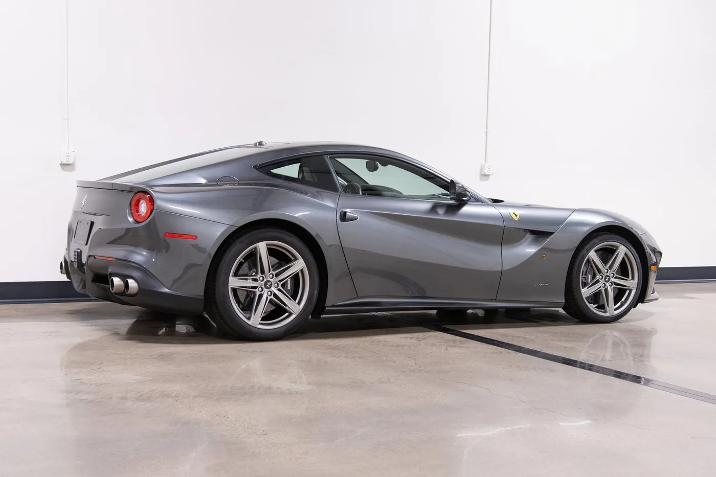 2014 Ferrari F12berlinetta vendue par un concessionnaire spécialisé à Costa Mesa, États-Unis, photo 8 sur 15