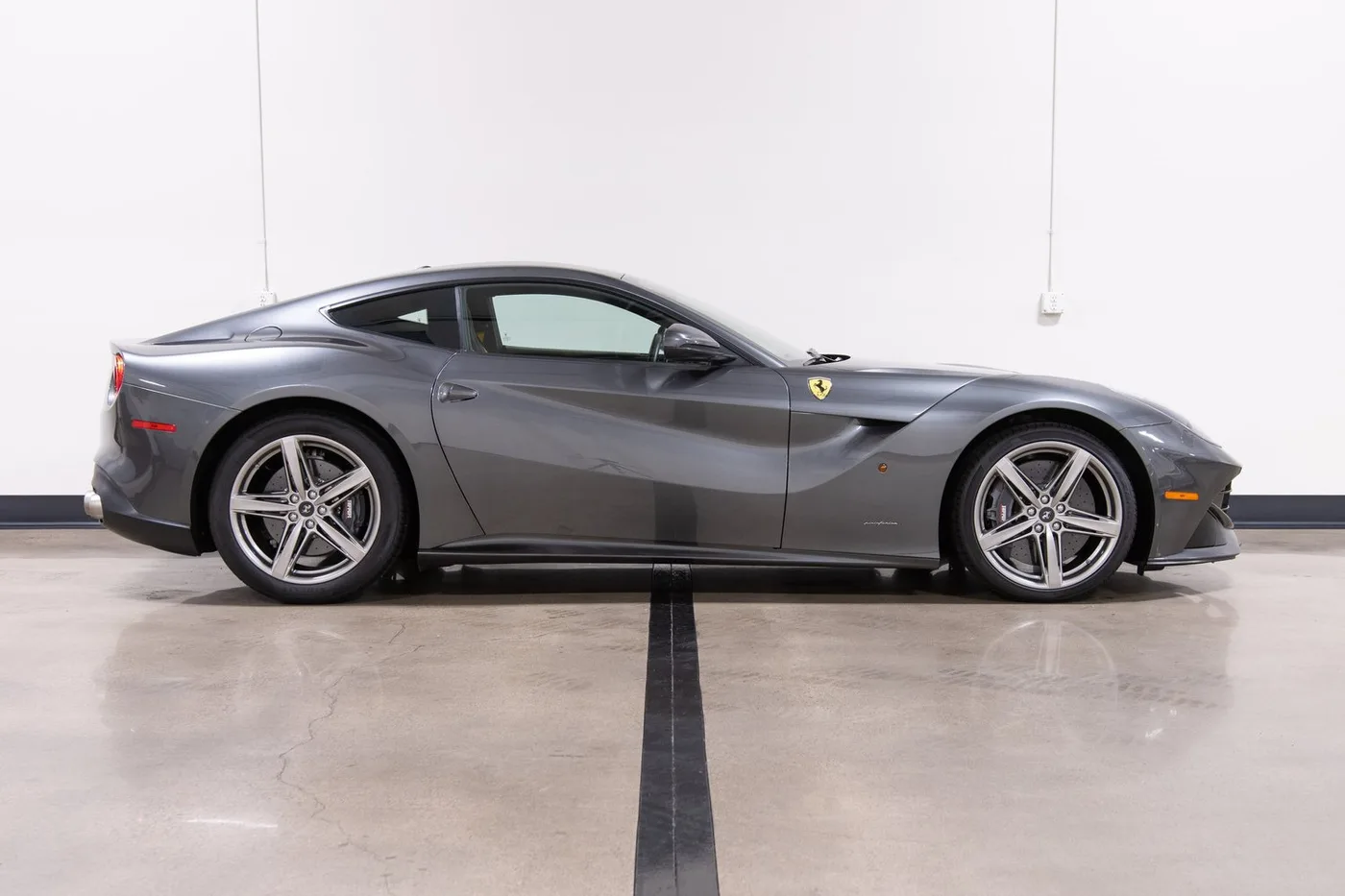 2014 Ferrari F12berlinetta vendue par un concessionnaire spécialisé à Costa Mesa, États-Unis, photo 9 sur 15