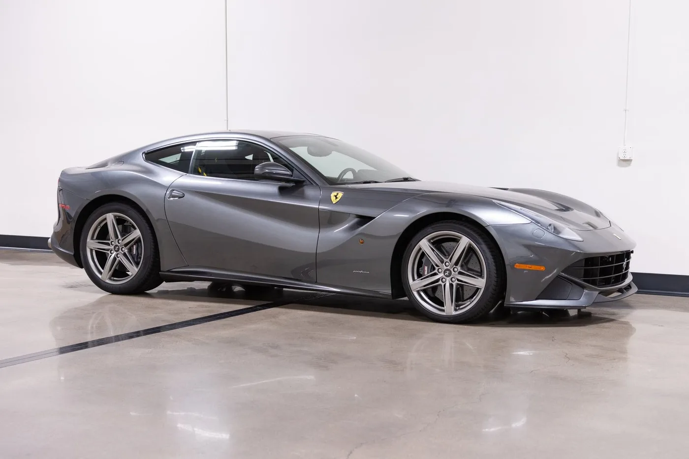 2014 Ferrari F12berlinetta vendue par un concessionnaire spécialisé à Costa Mesa, États-Unis, photo 10 sur 15