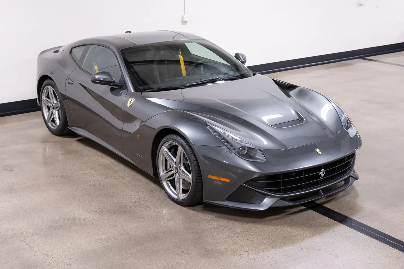2014 Ferrari F12berlinetta vendue par un concessionnaire spécialisé à Costa Mesa, États-Unis, photo 13 sur 15