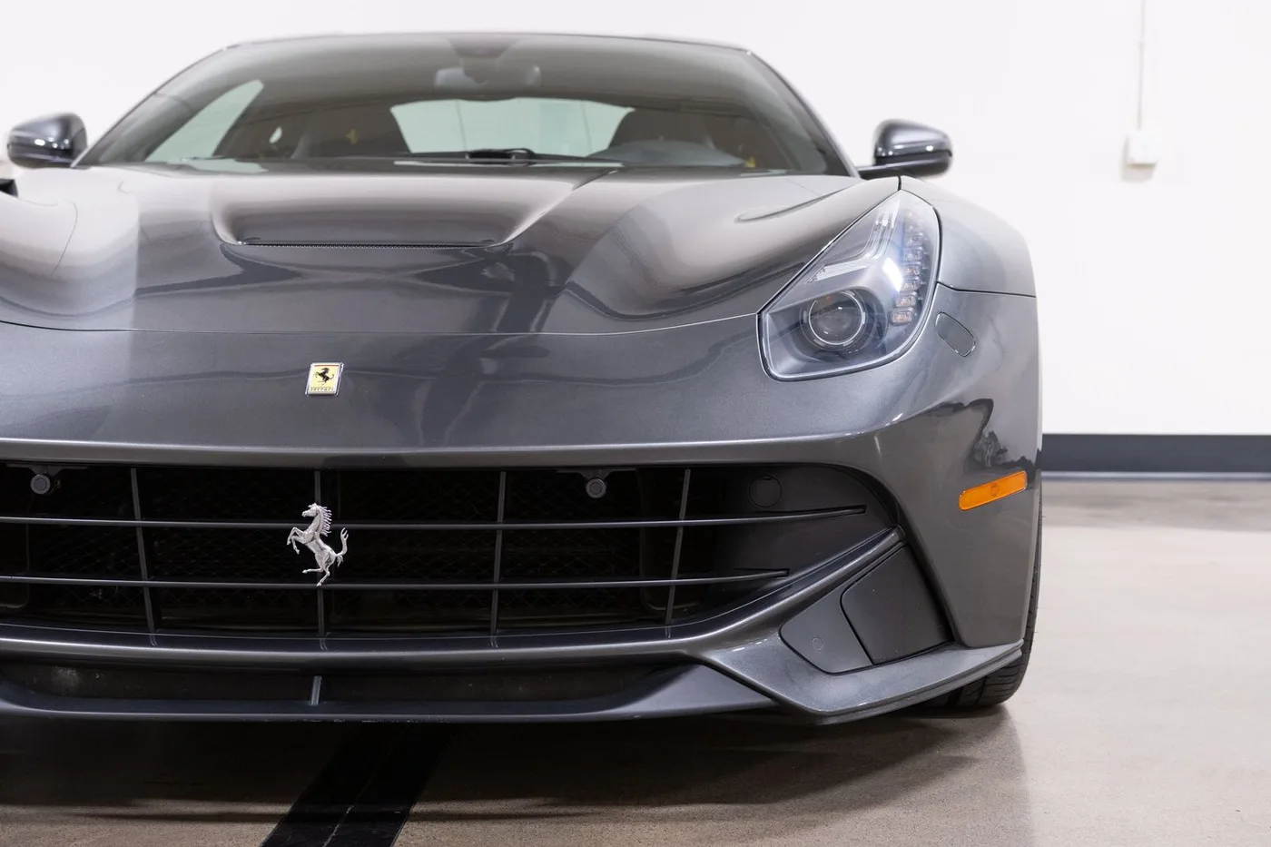 2014 Ferrari F12berlinetta vendue par un concessionnaire spécialisé à Costa Mesa, États-Unis, photo 14 sur 15