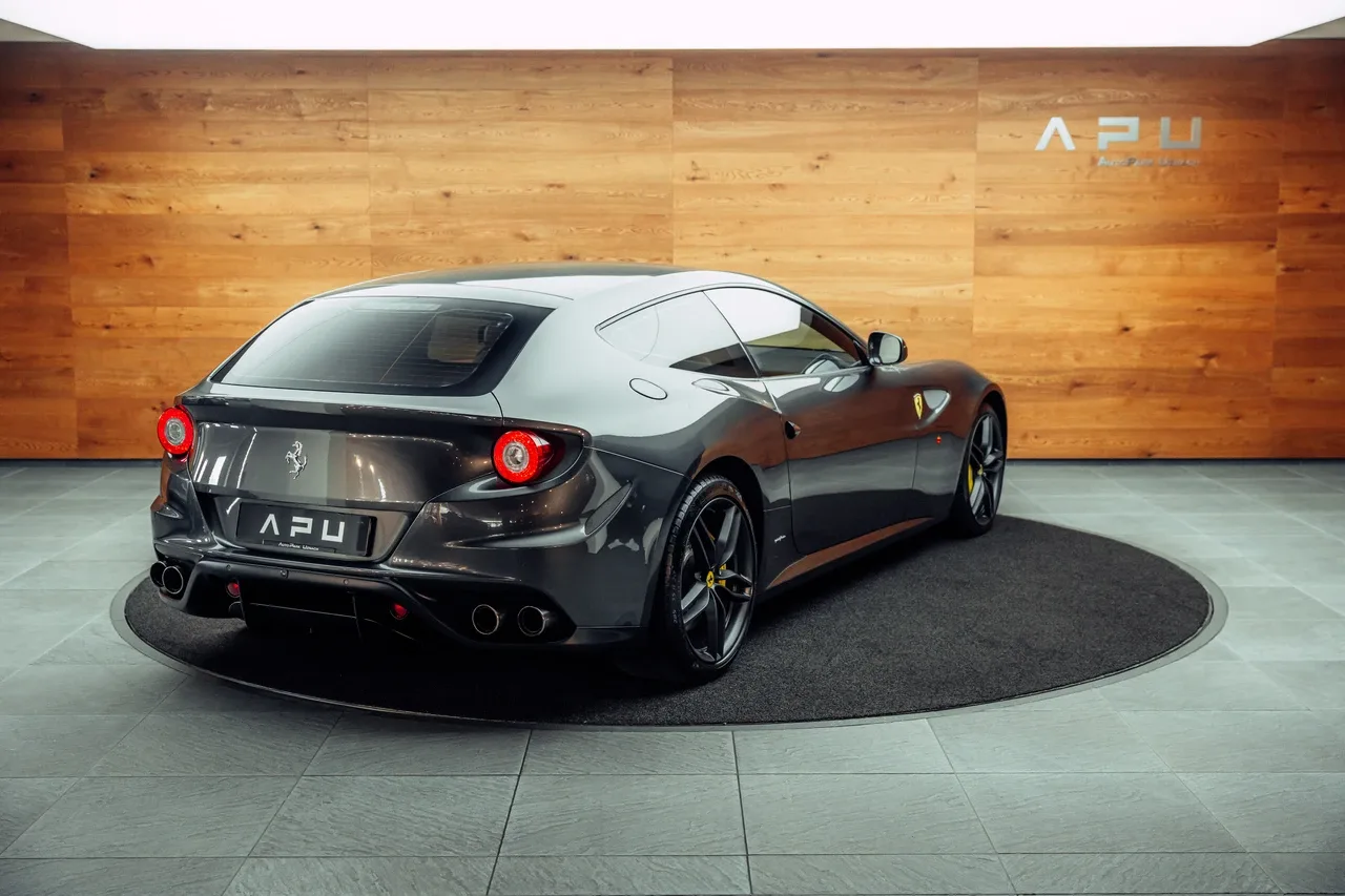 2014 Ferrari FF proposée par un concessionnaire spécialisé à Uznach, Suisse, photo principale
