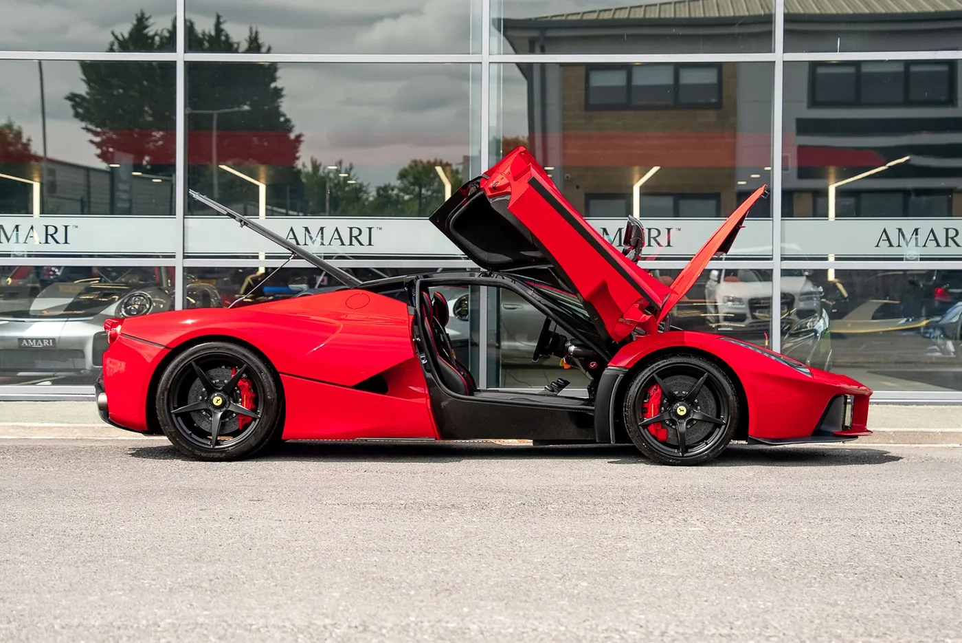 2014 Ferrari LaFerrari offered by a supercar dealer in Preston, United Kingdom, photo 4 of 25