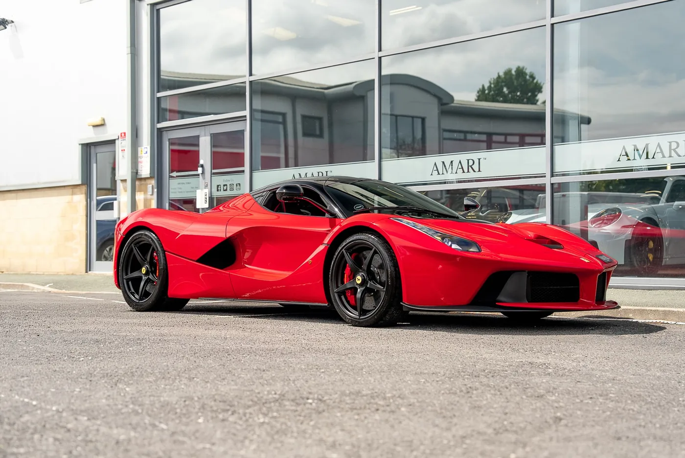 2014 Ferrari LaFerrari offered by a supercar dealer in Preston, United Kingdom, photo 13 of 25