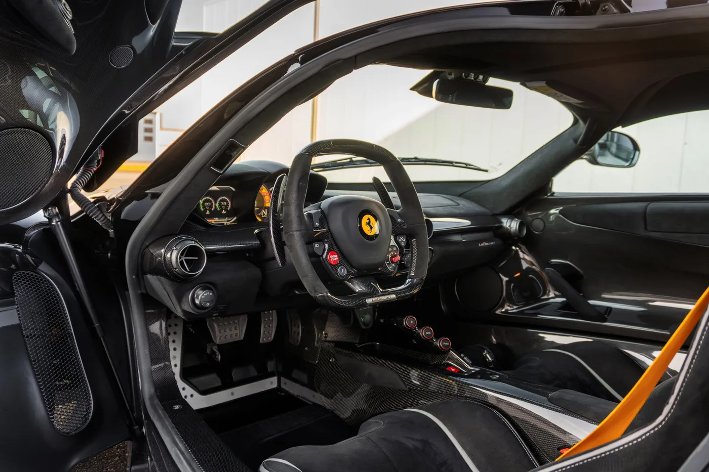 2014 Ferrari LaFerrari angeboten von einem Supersportwagenhändler in Woerden, Niederlande, Foto 7 von 25