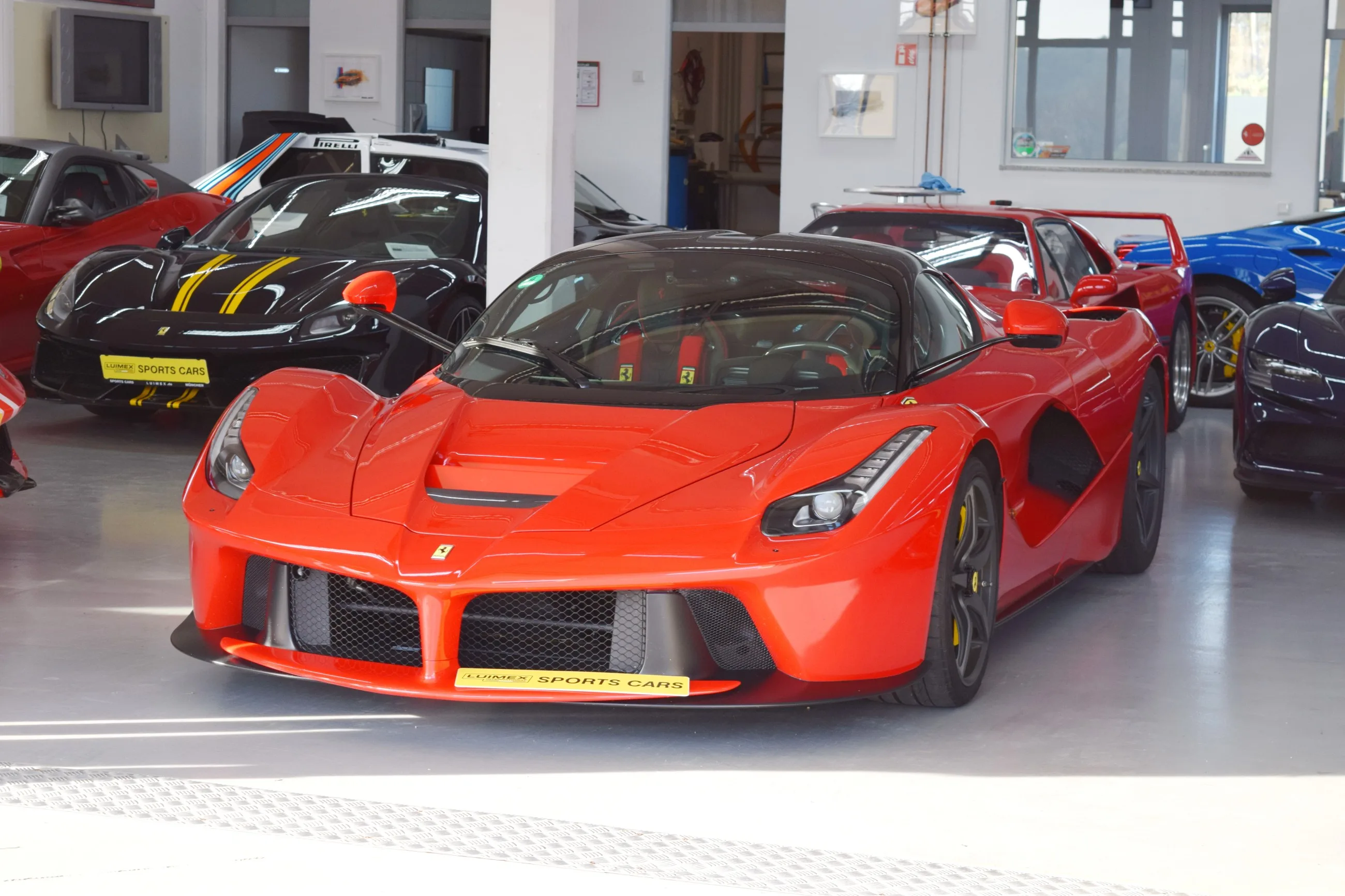 2014 Ferrari LaFerrari proposta da un concessionario specializzato a Pfaffenhofen an der Ilm, Germania, foto principale
