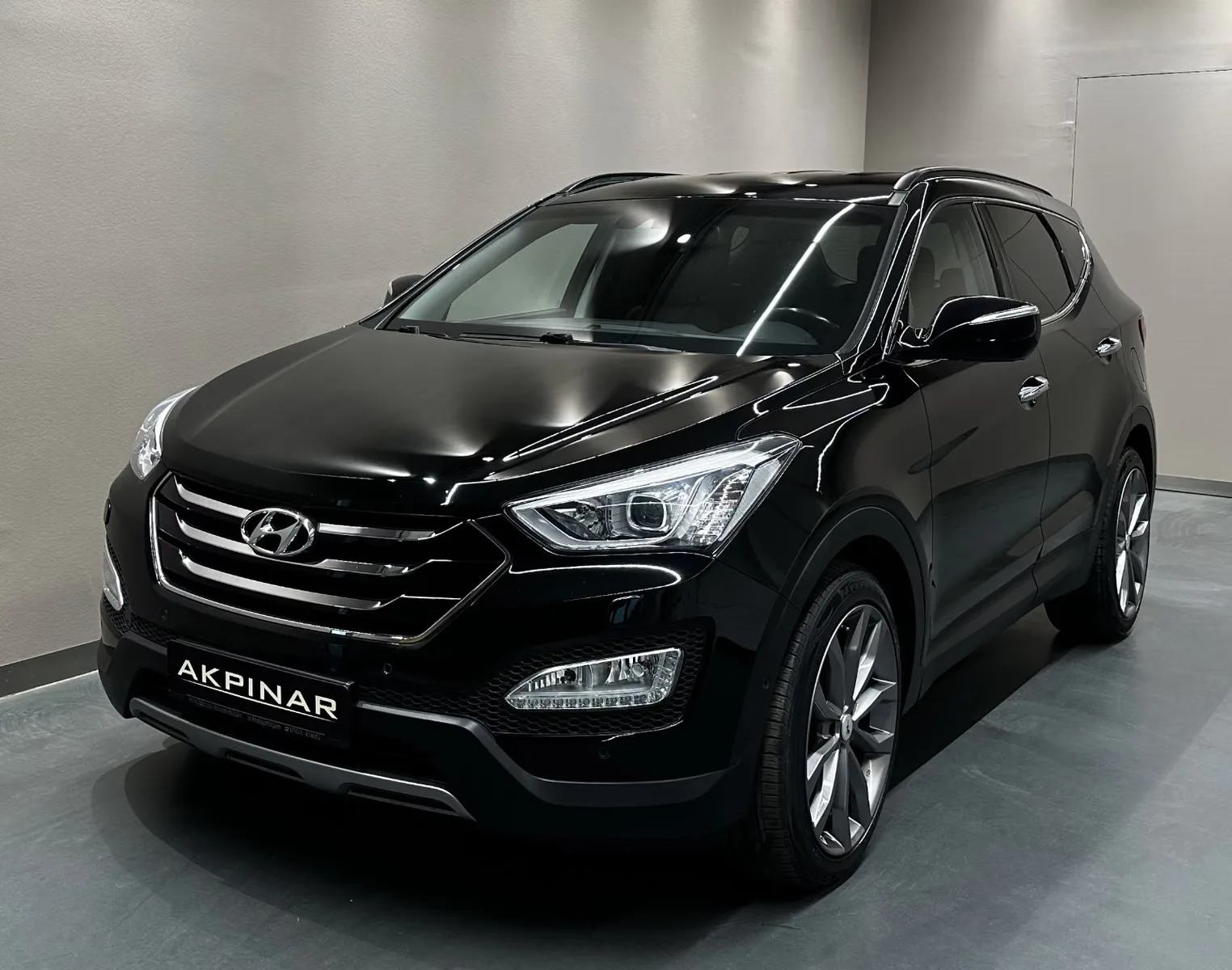 2014 Hyundai Santa Fe Premium proposée par un concessionnaire spécialisé à Holzgerlingen, Allemagne, photo principale