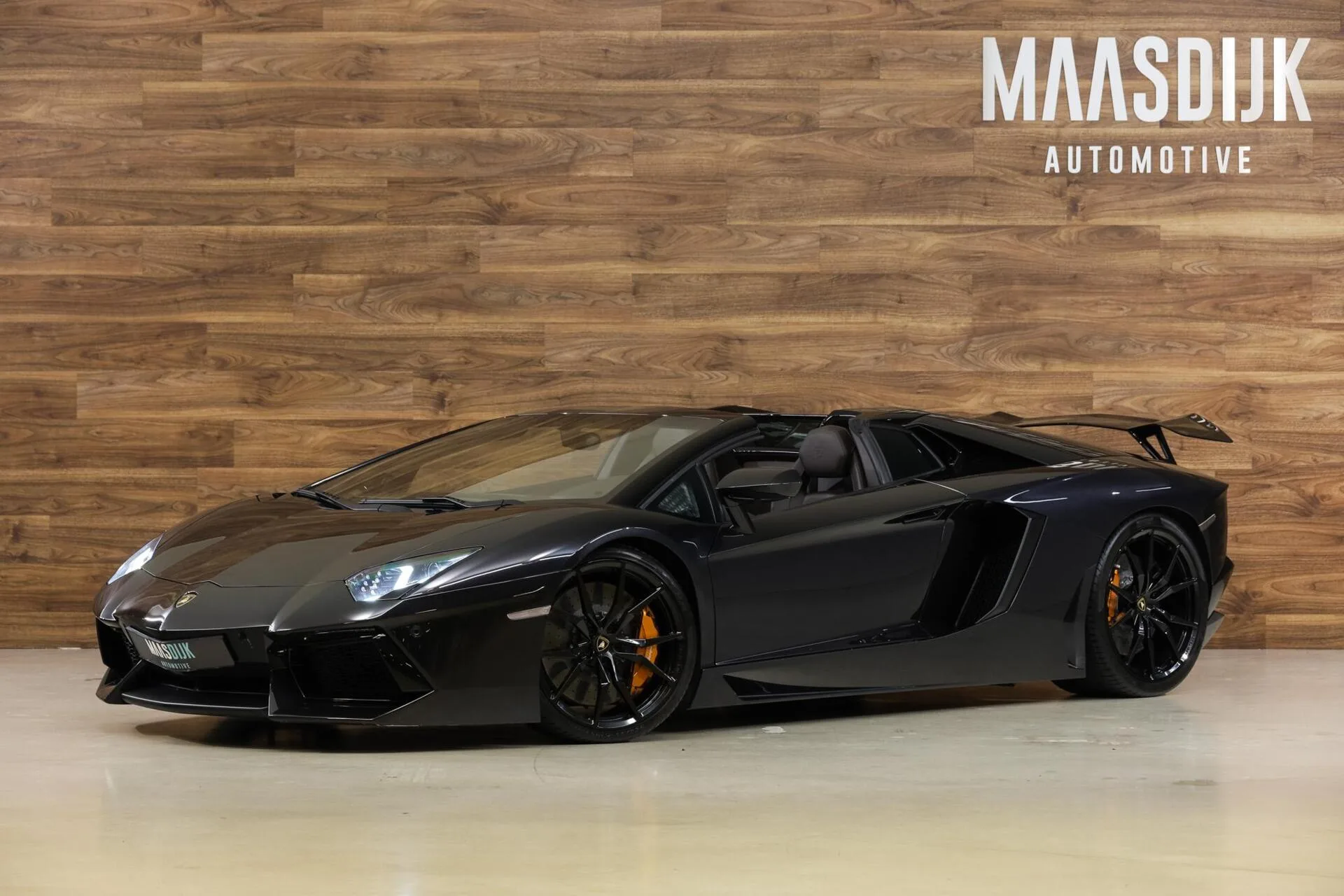 2014 Lamborghini Aventador LP 700-4 Roadster en un concesionario especializado de Werkendam, Países Bajos, foto principal