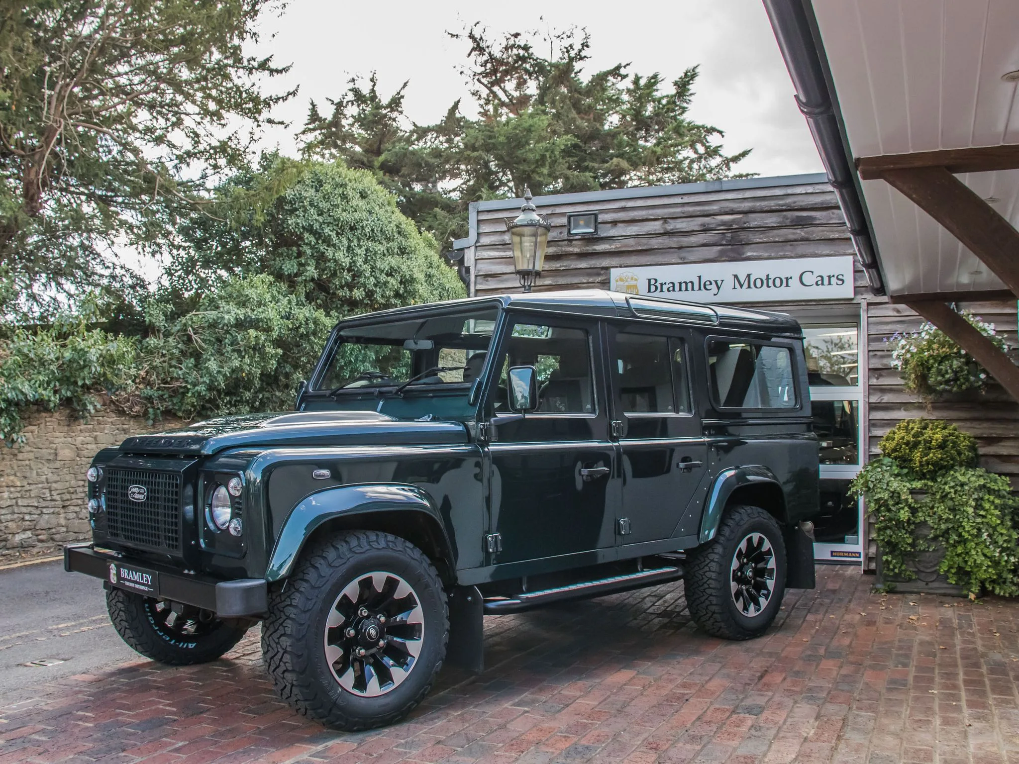 2014 Land Rover Defender 110 Classic XS Station Wagon proposée par un concessionnaire spécialisé à Bramley, Royaume-Uni, photo principale