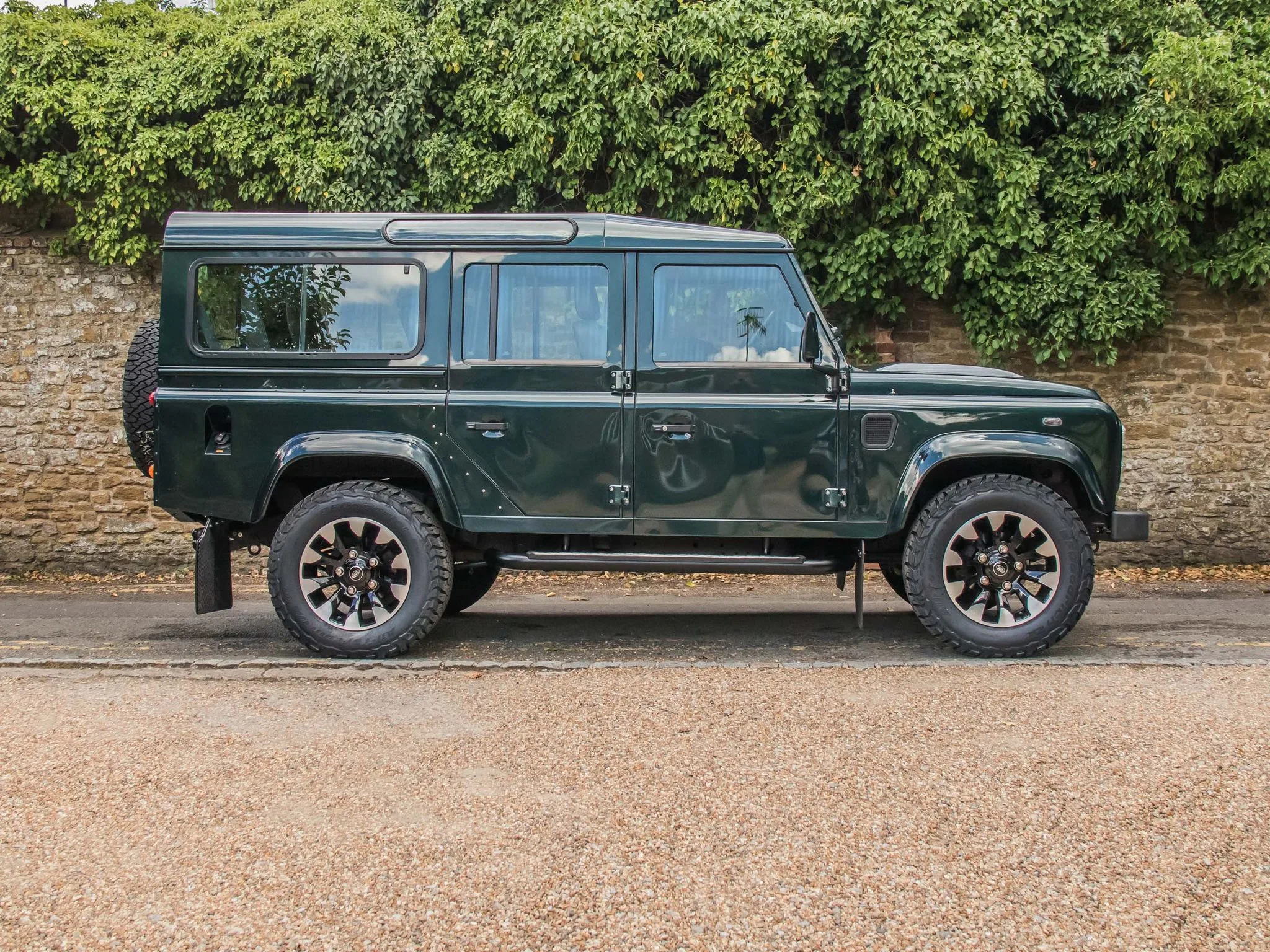 2014 Land Rover Defender 110 Classic XS Station Wagon, 3/23