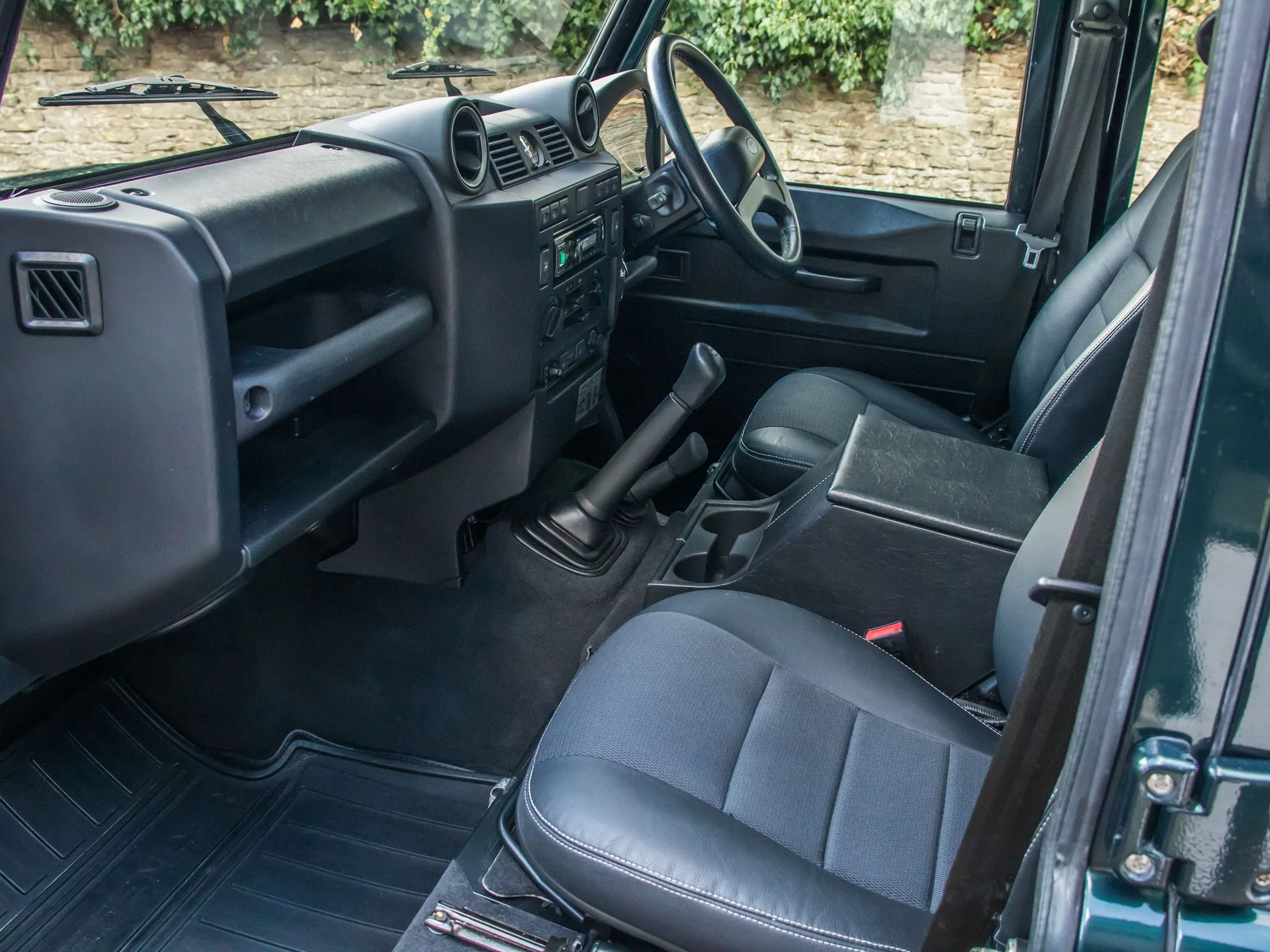2014 Land Rover Defender 110 Classic XS Station Wagon, 22/23