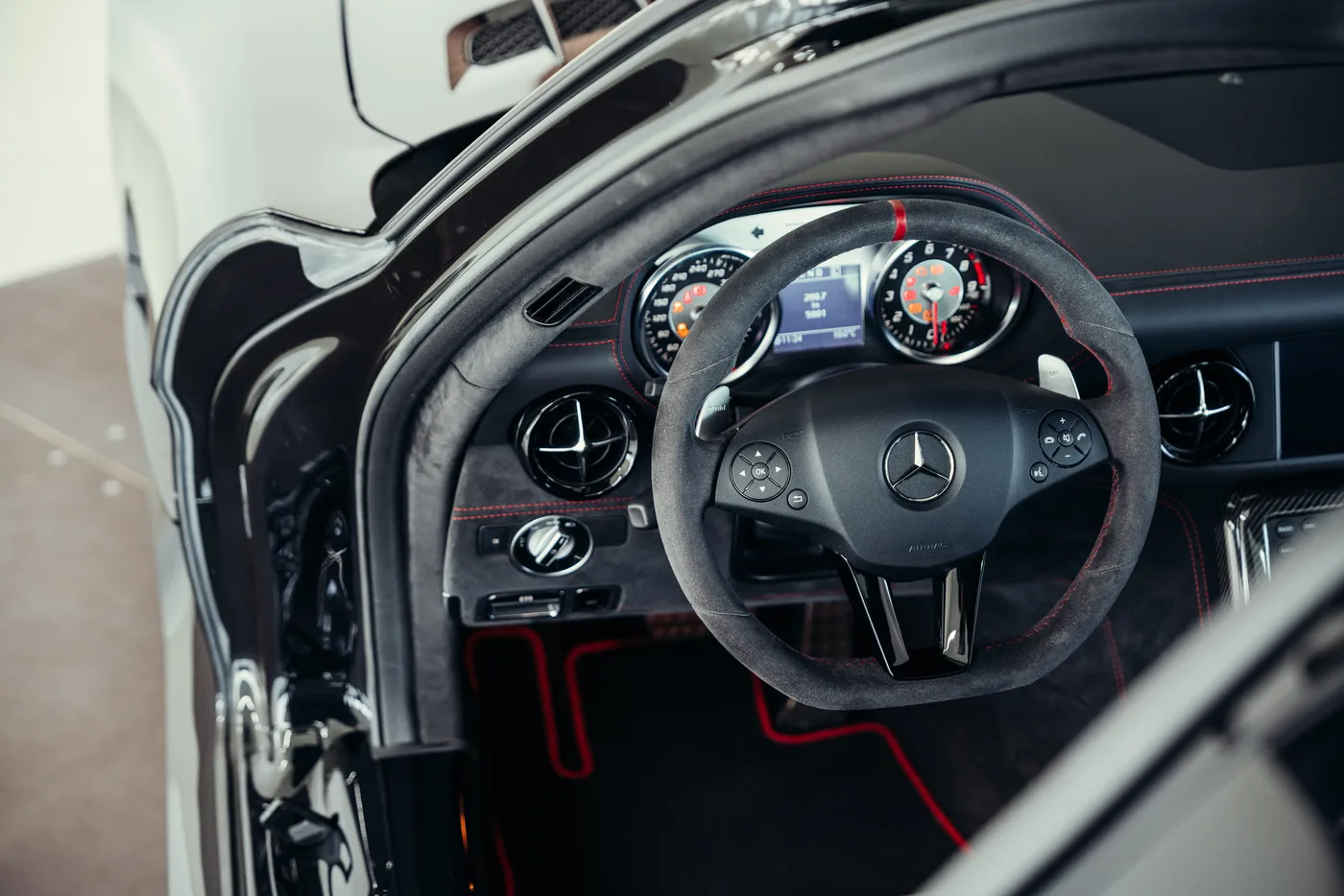 2014 Mercedes-AMG SLS Black Series proposée par un spécialiste de la voiture de collection à Stuttgart, Allemagne, photo 23 sur 25